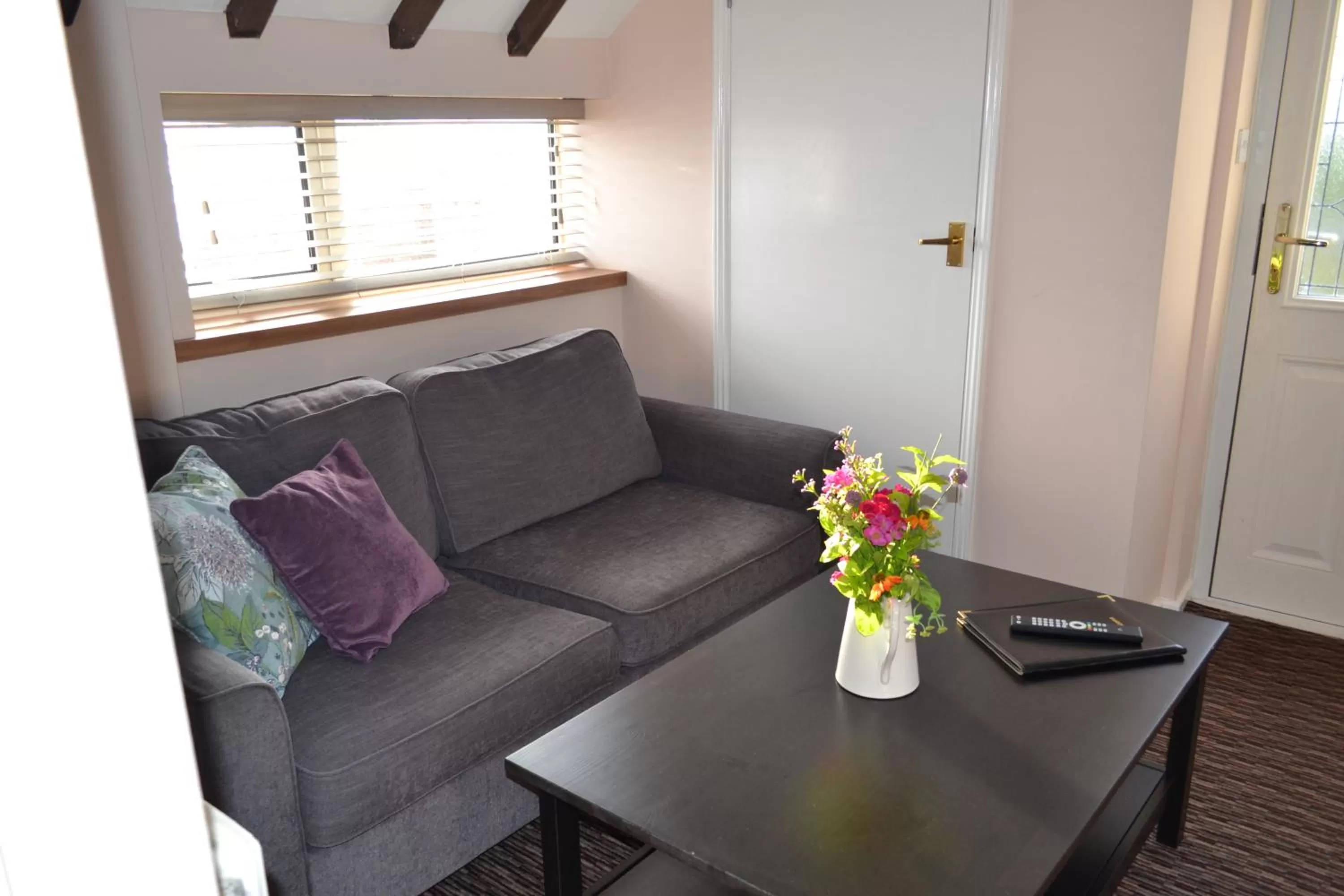 Living room, Seating Area in Oak Tree Inn
