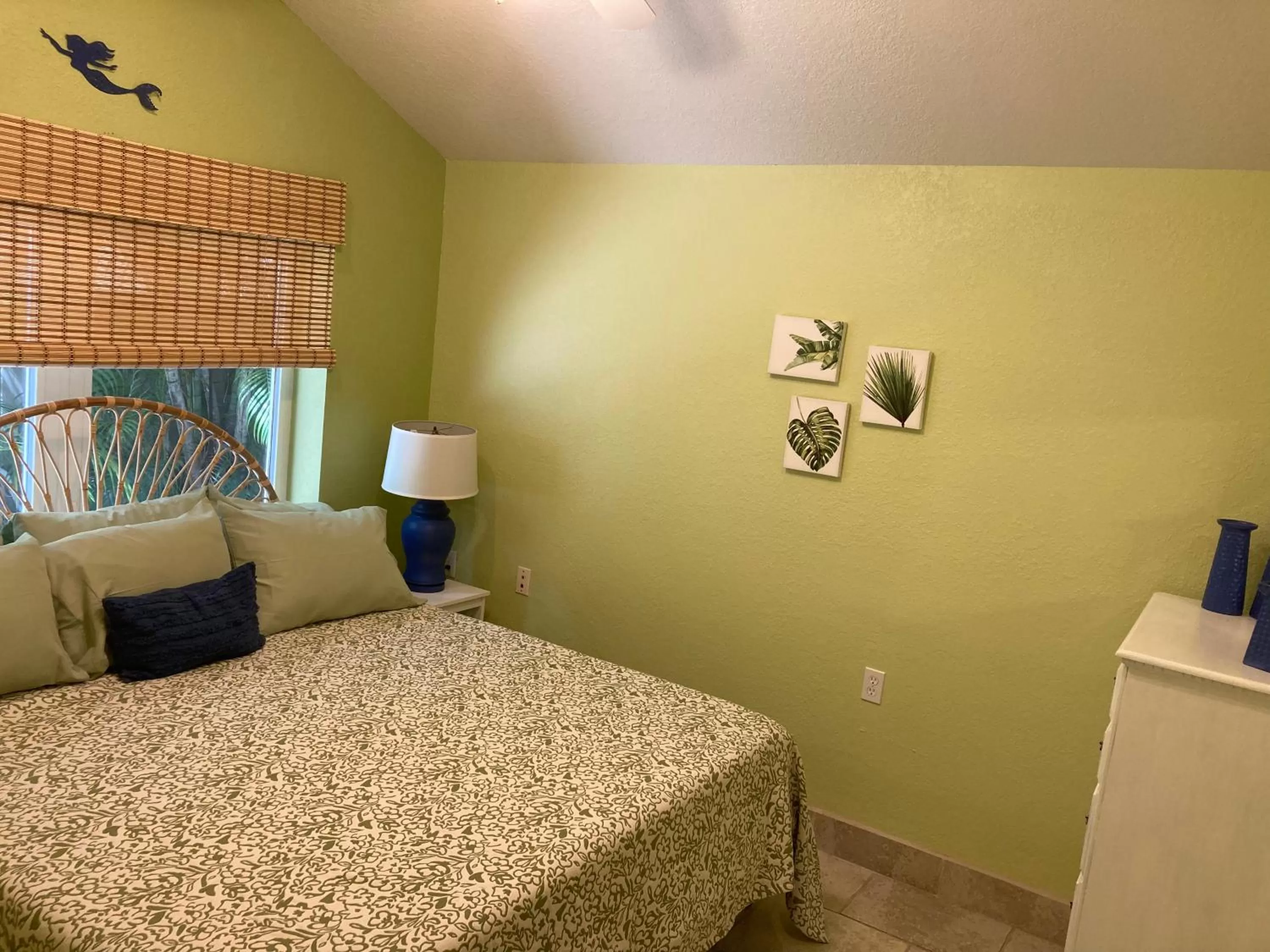 Bed in 3Gulls Inn Ozona-Boutique Hotel-Steps from Restaurants & Brewery-SwimSpa Pool-Pet Friendly