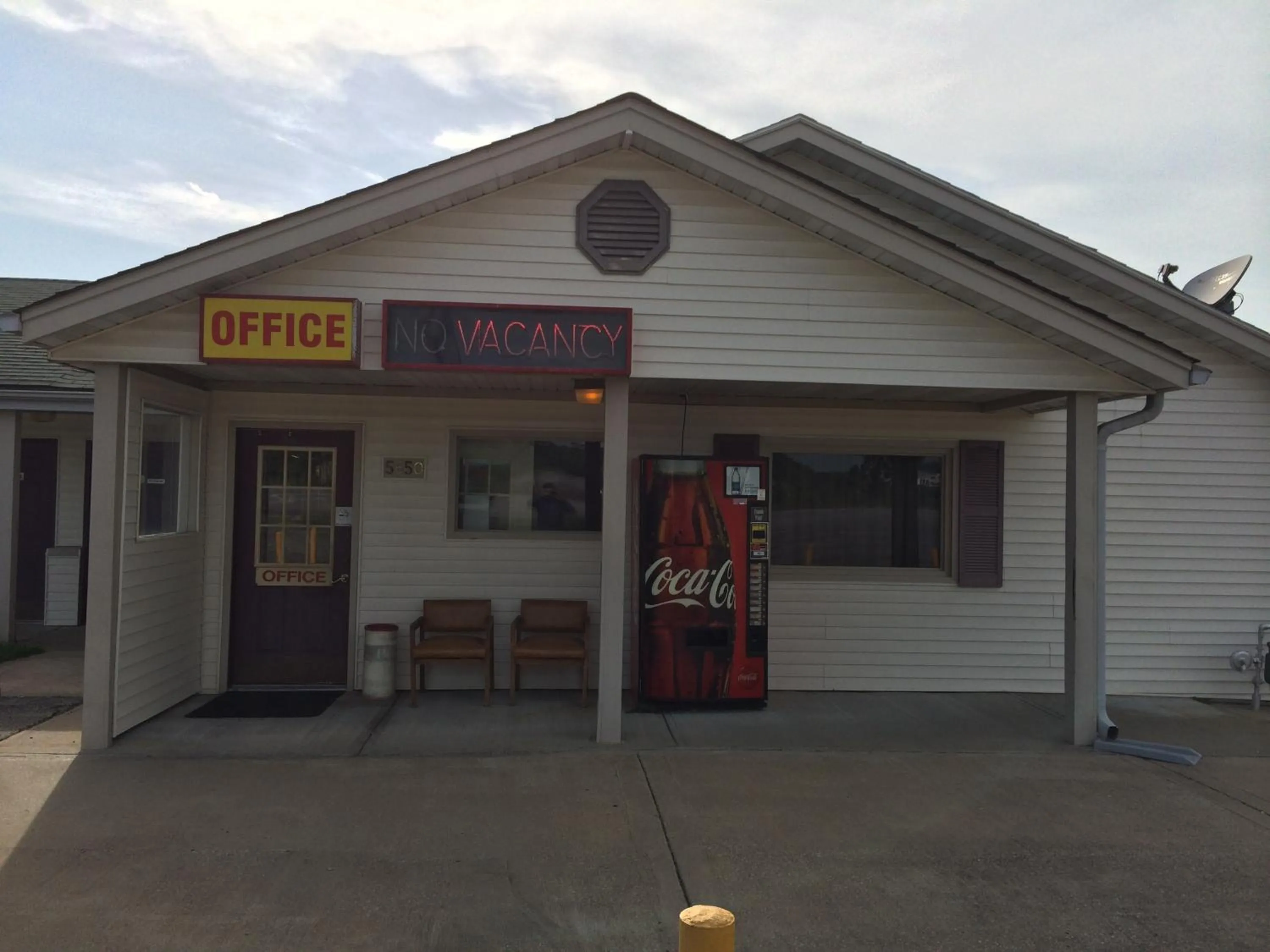 Facade/entrance in Super 7 Motel