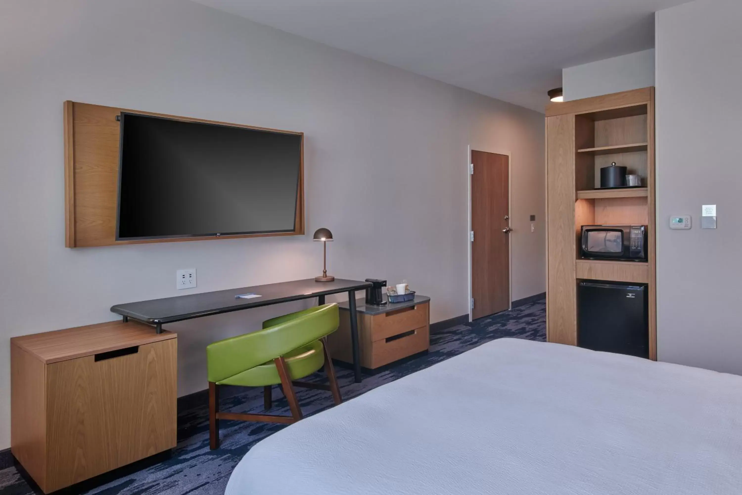 Bed, TV/Entertainment Center in Fairfield Inn & Suites by Marriott Chicago O'Hare