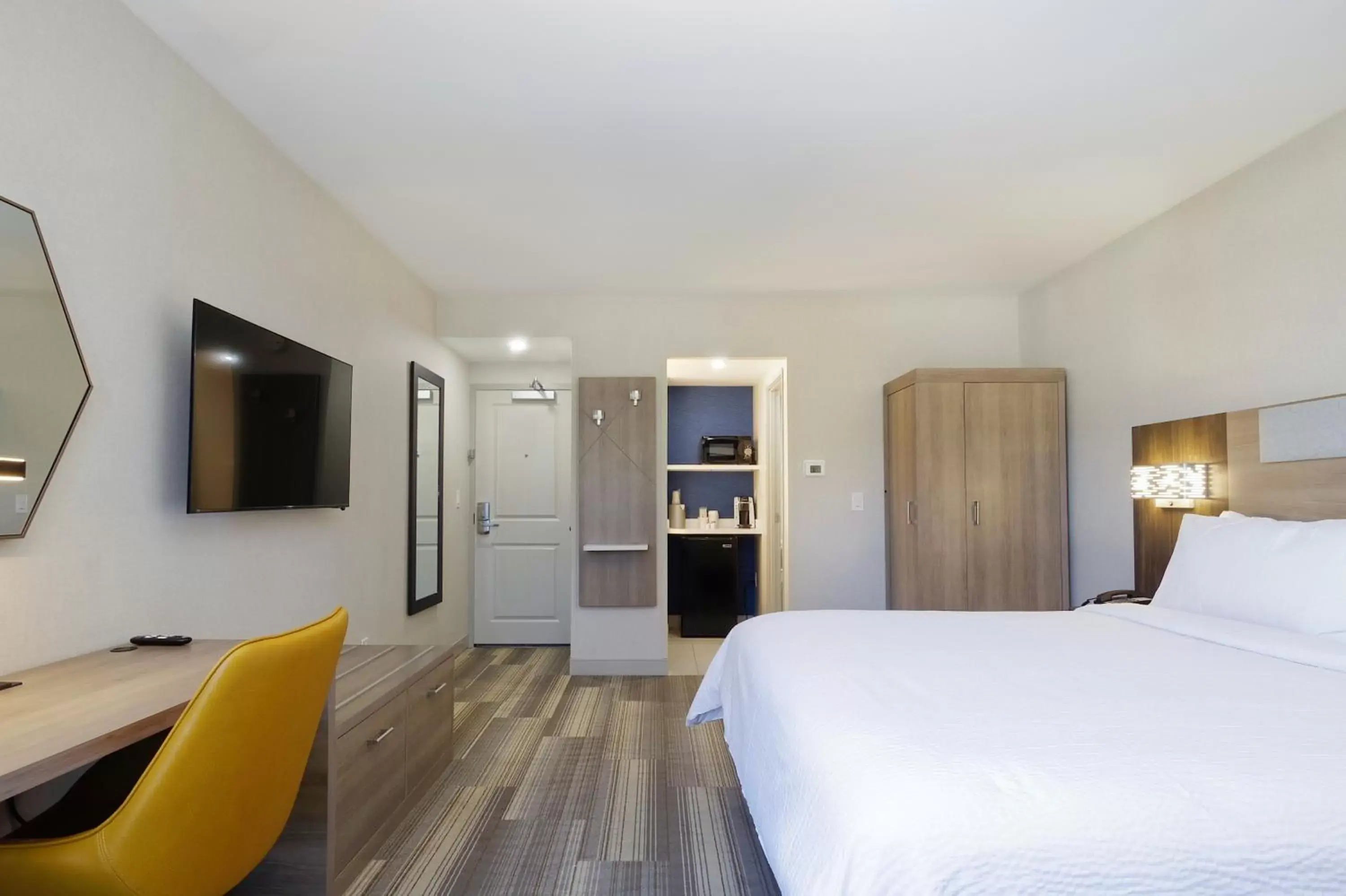 Bedroom, TV/Entertainment Center in Holiday Inn Express & Suites Phoenix - Tempe, an IHG Hotel