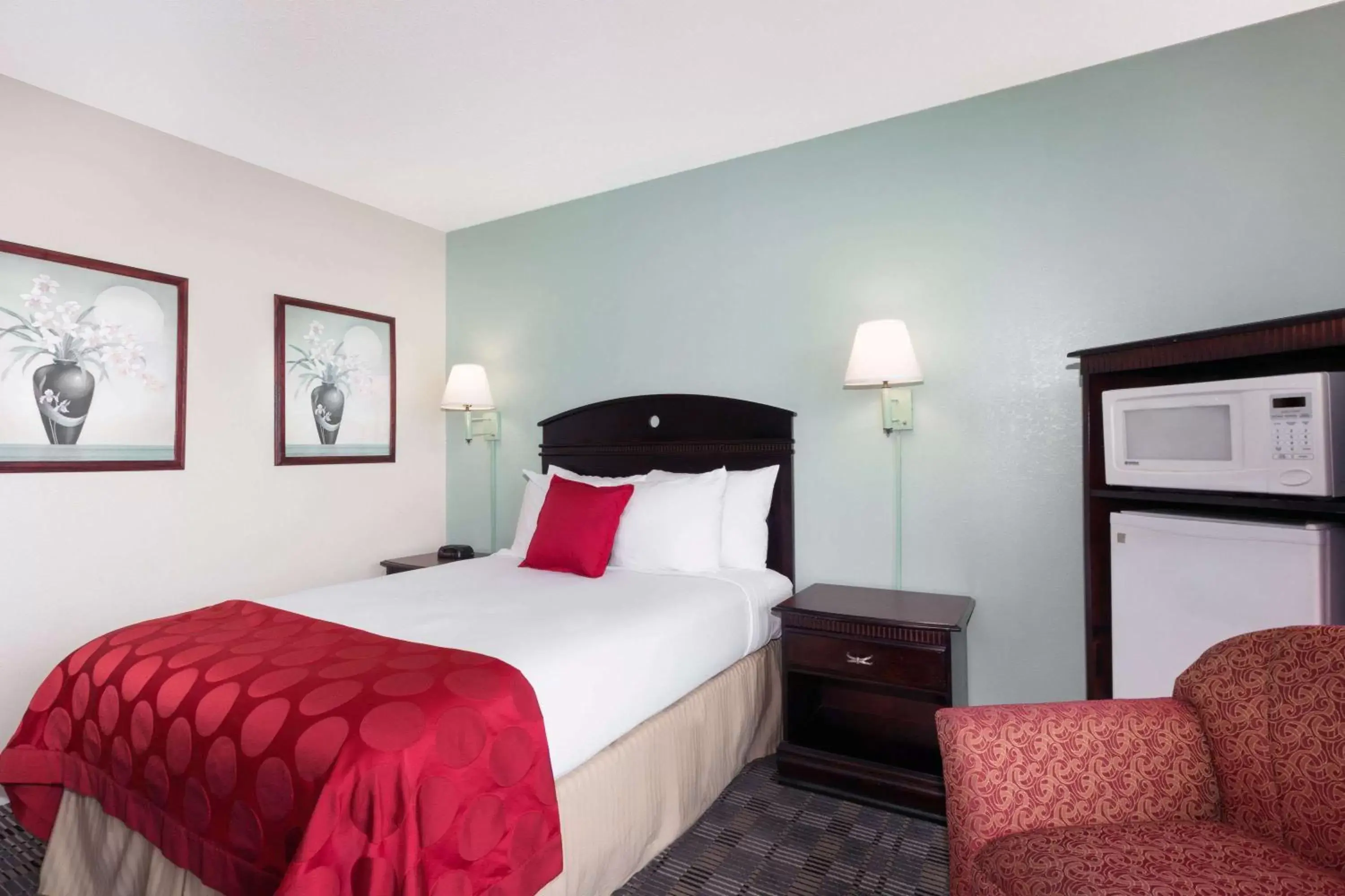 Photo of the whole room, Bed in Ramada by Wyndham Pelham