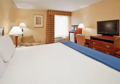 Bed in Holiday Inn Express Hotel & Suites Fenton/I-44, an IHG Hotel