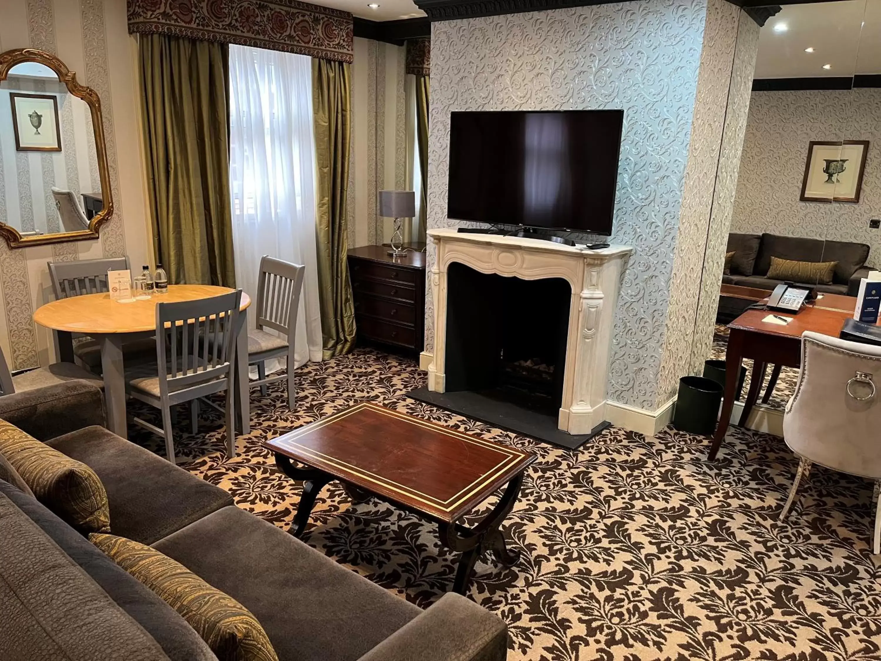 Living room, TV/Entertainment Center in The Leonard Hotel
