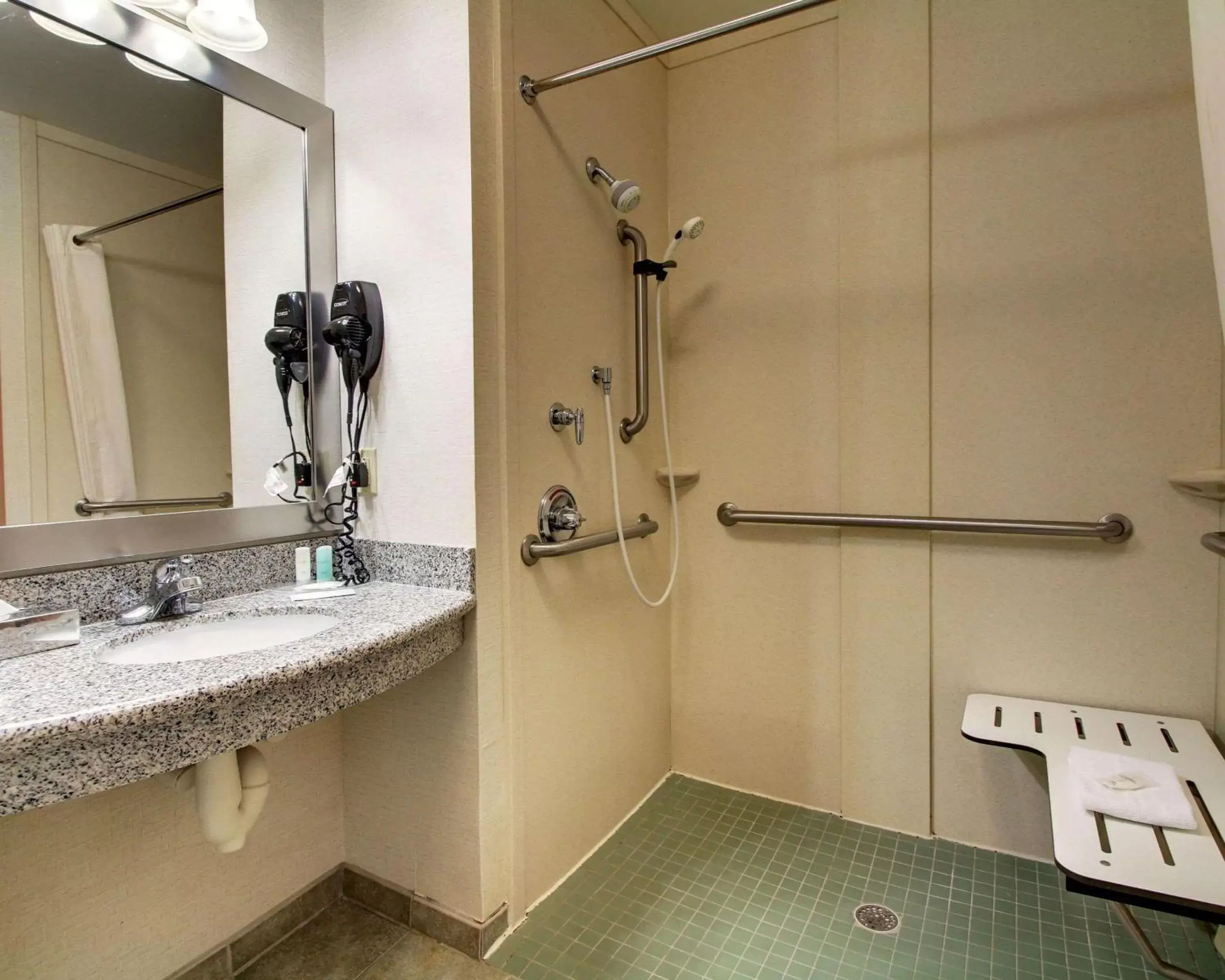 Photo of the whole room, Bathroom in Comfort Suites Airport Flowood