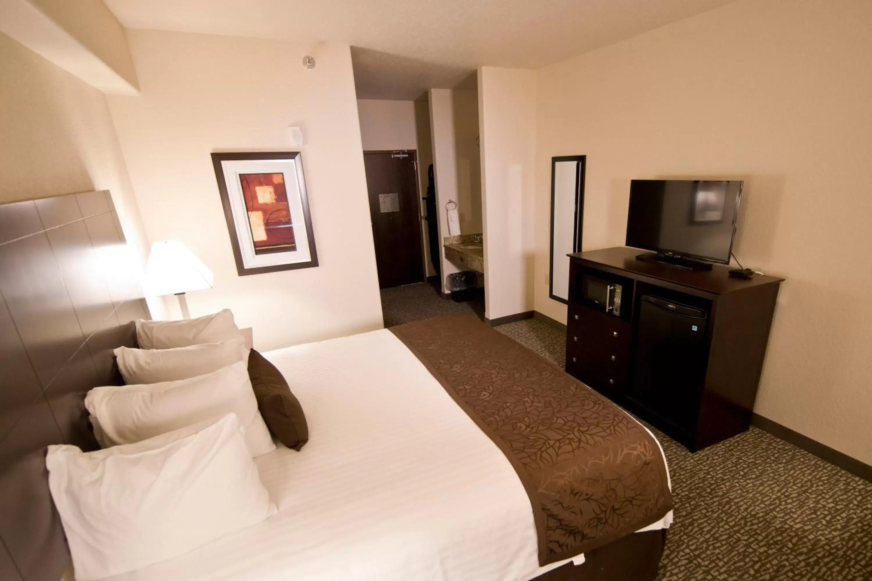 Bed in Cobblestone Inn & Suites – Manchester