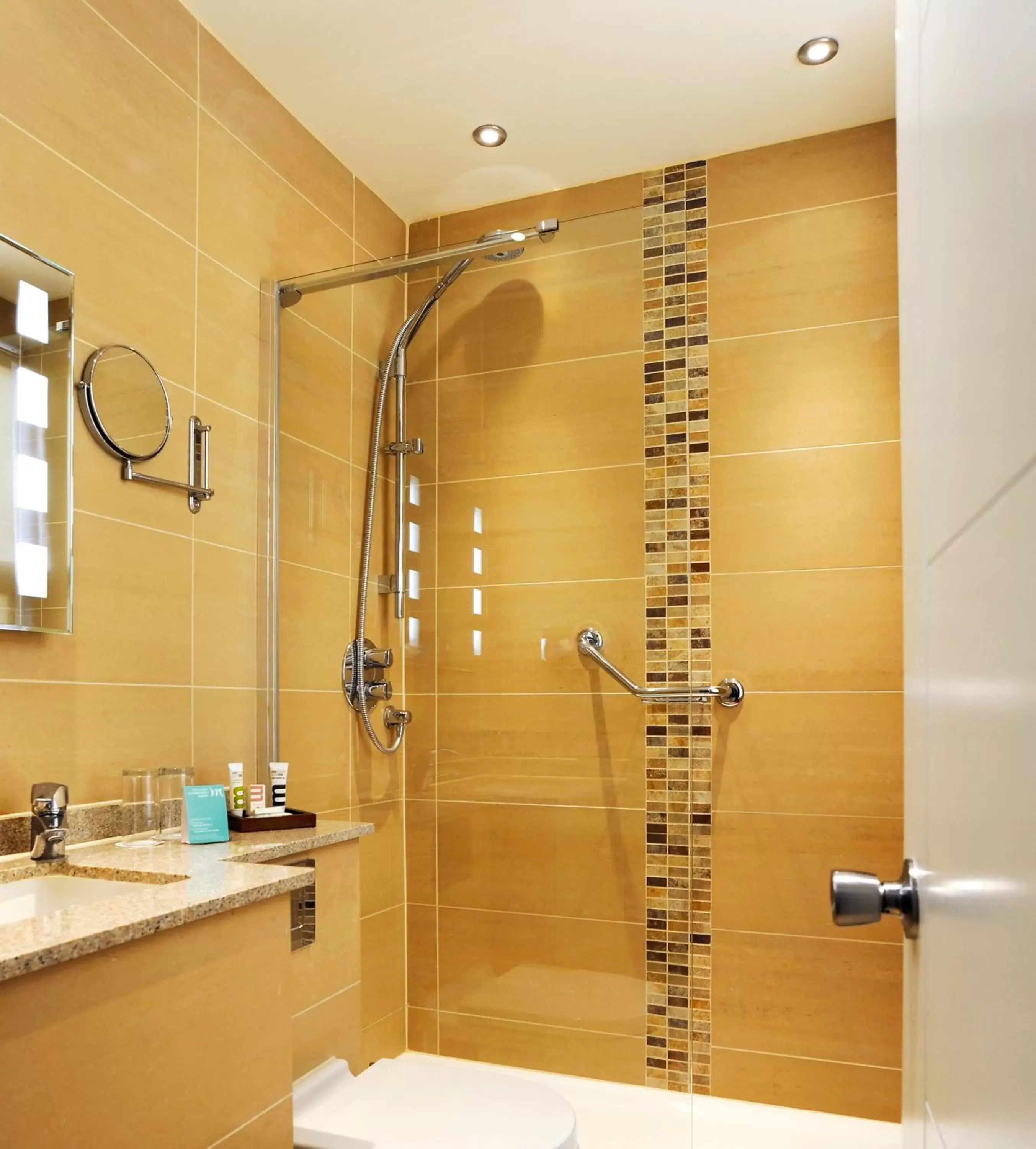 Shower, Bathroom in Mercure London Bloomsbury Hotel