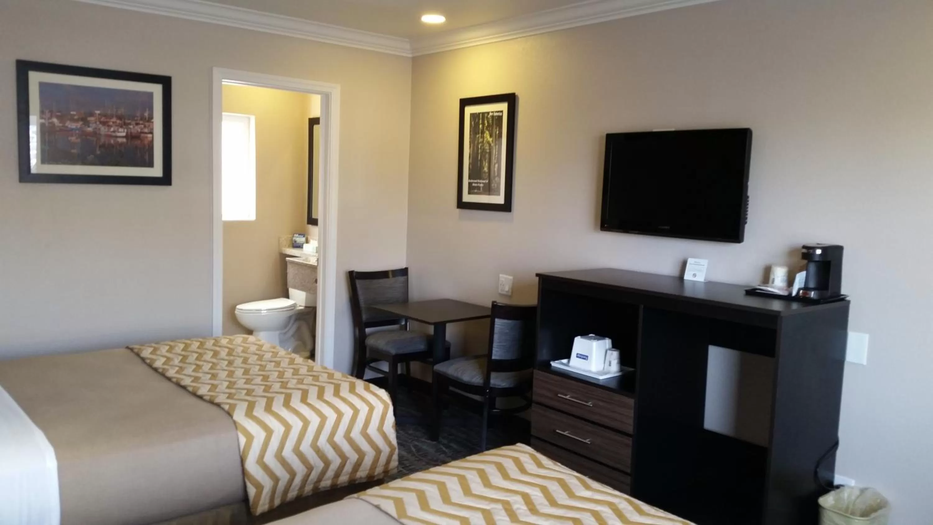 Bedroom, Bed in Travelodge by Wyndham Eureka