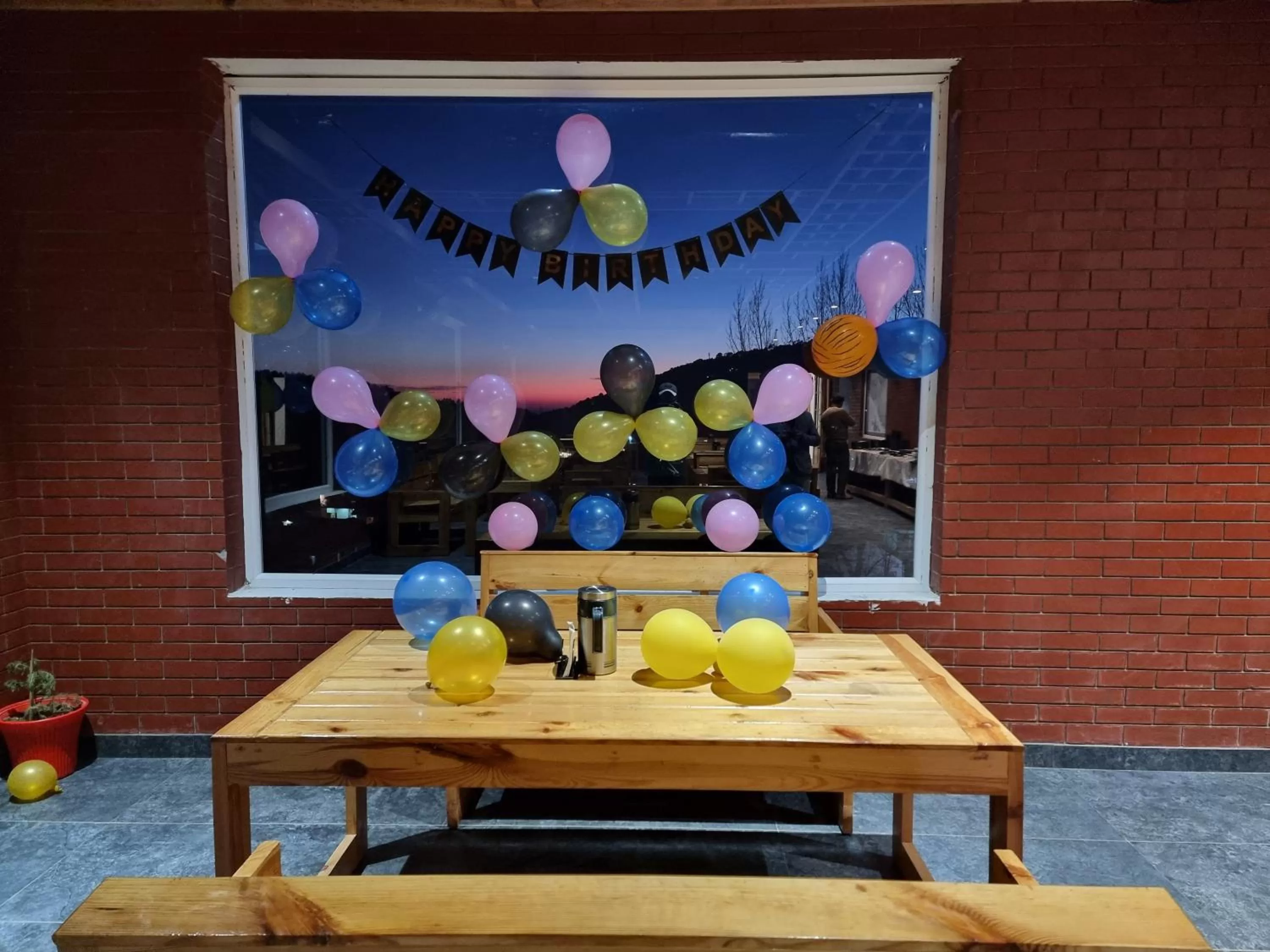 Restaurant/places to eat in Moon Glade By Stylia Hotels