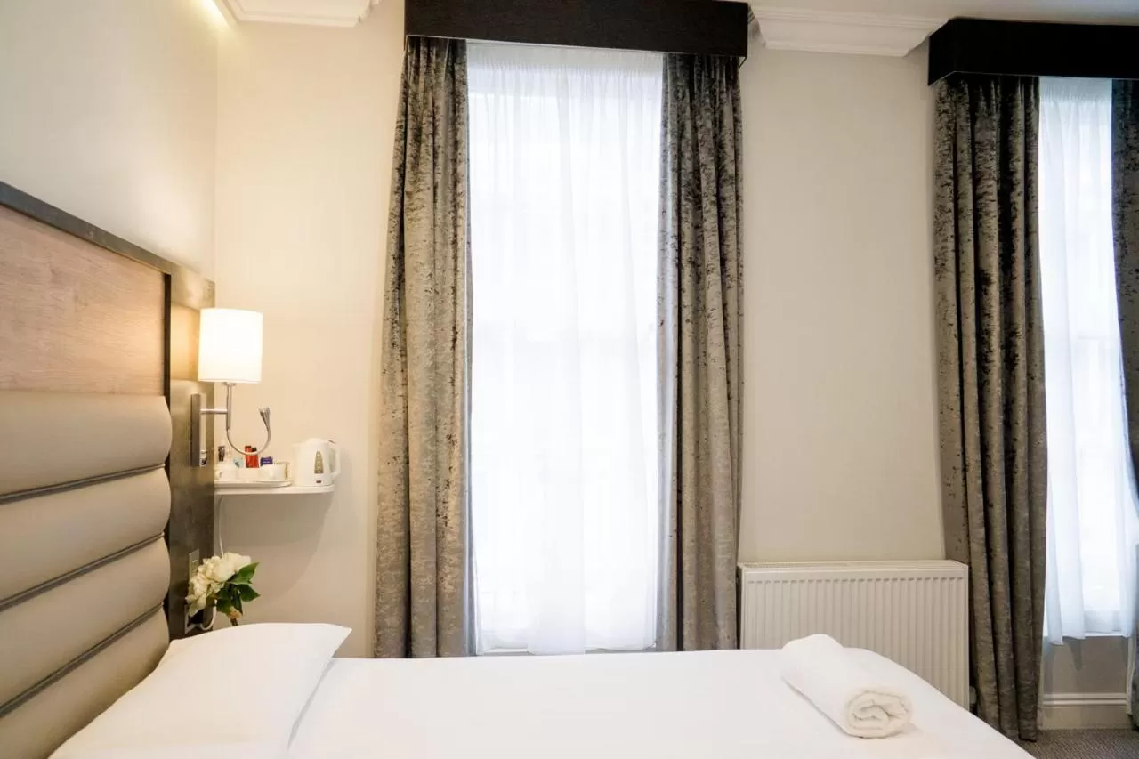 Photo of the whole room, Bed in Best Western Buckingham Palace Rd