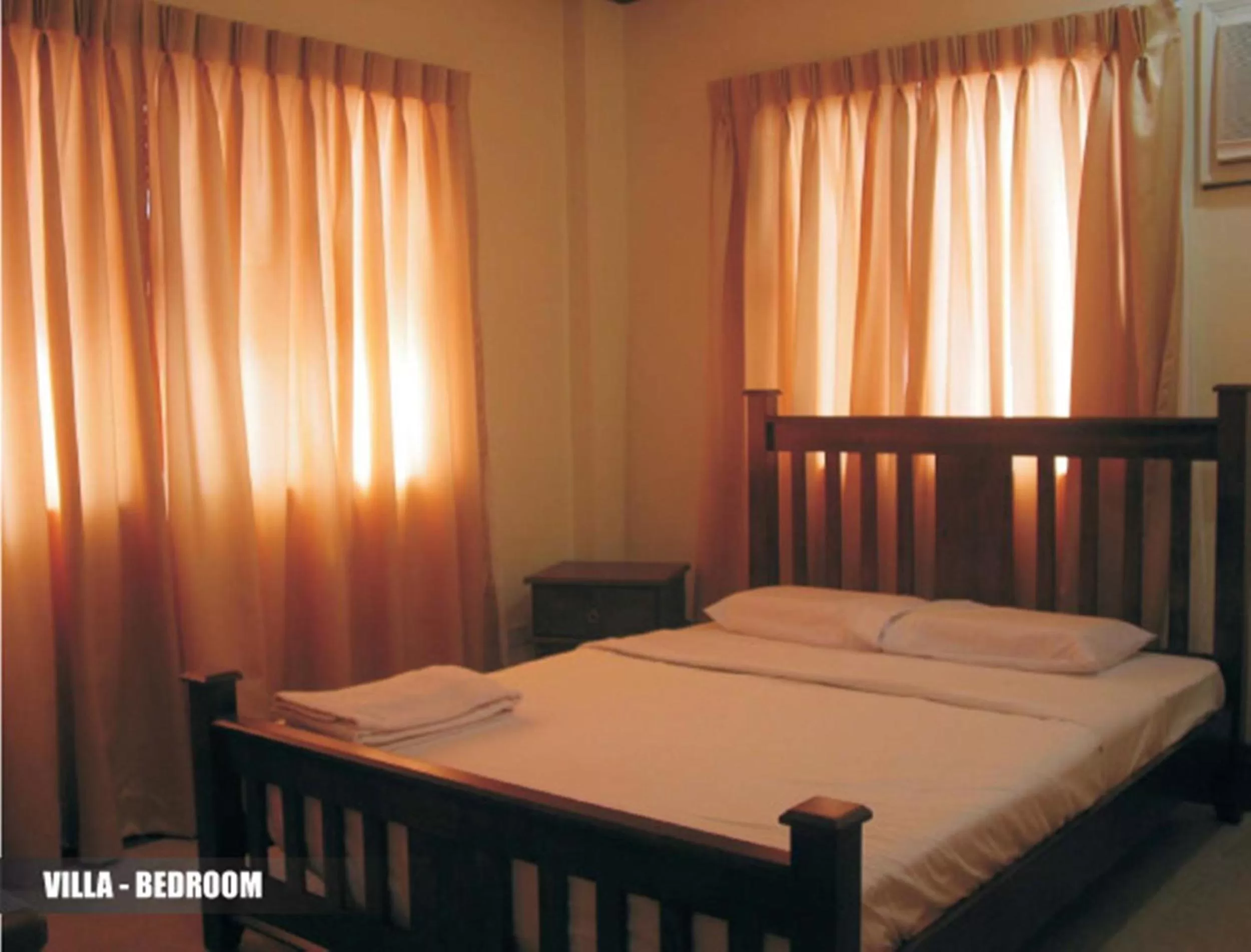 Bedroom, Bed in Crown Regency Suites Mactan