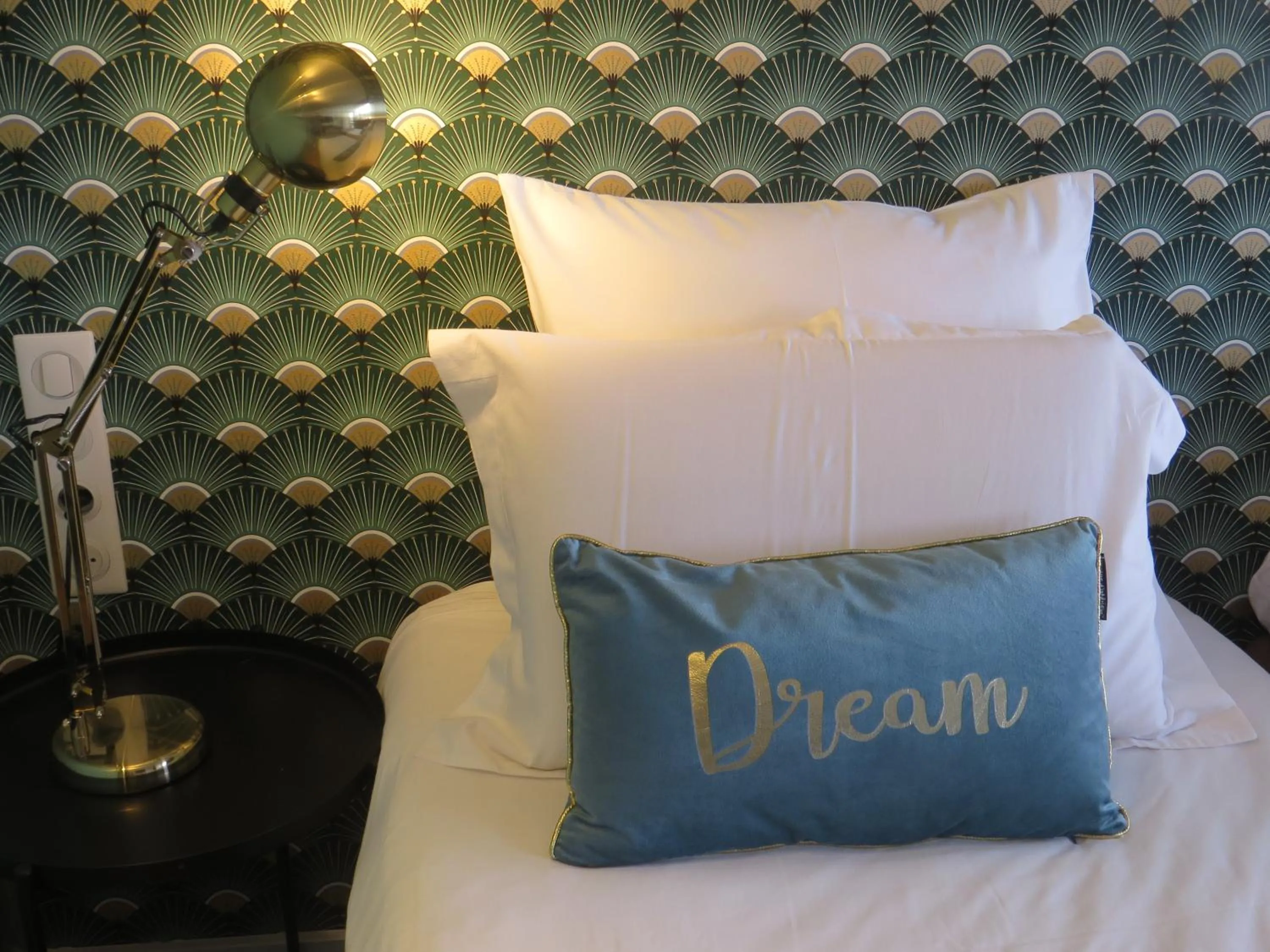 Property logo or sign in Hôtel Kyriad Cap Sud