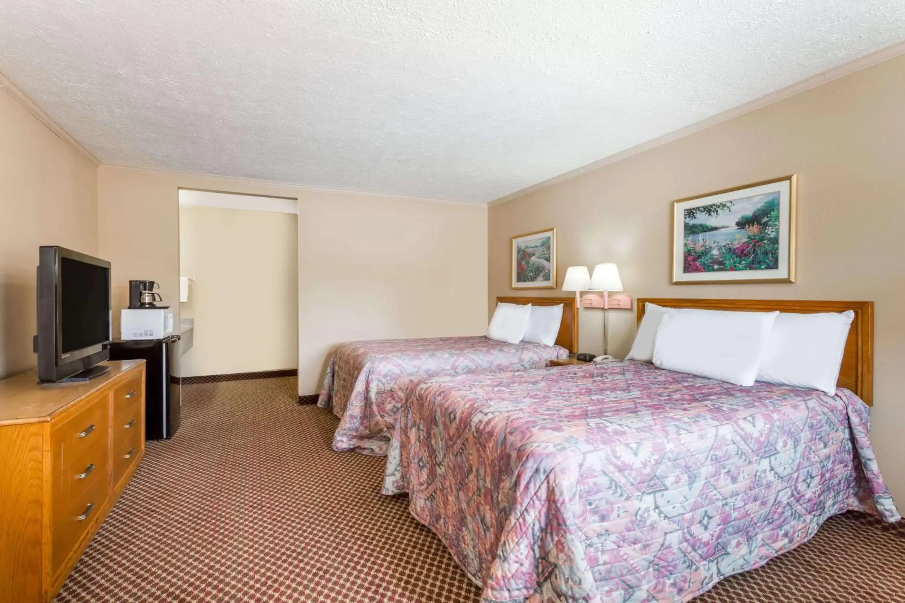 Photo of the whole room, Bed in Travelodge by Wyndham Ridgeway Martinsville Area