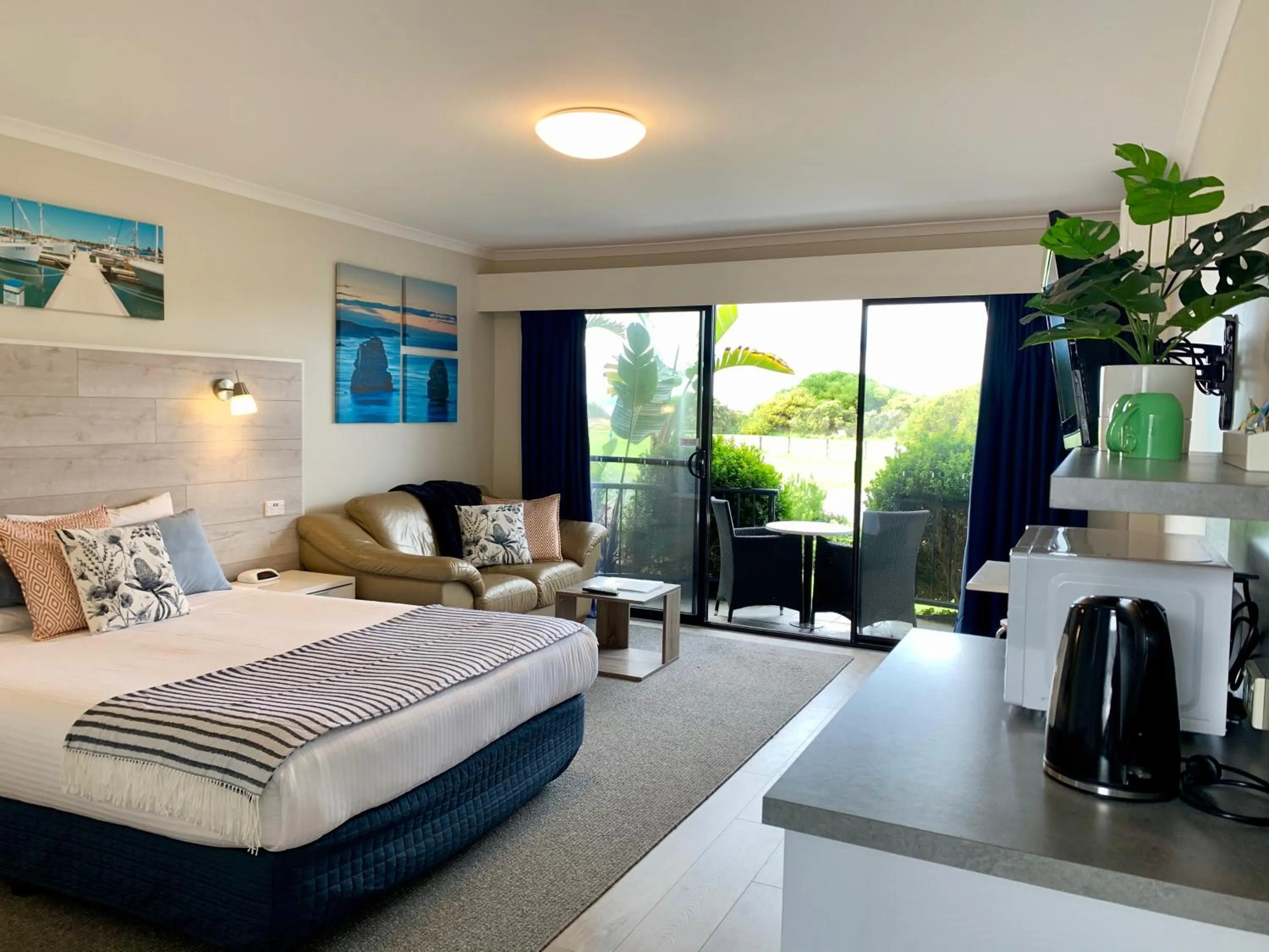 Kitchen or kitchenette, Bed in Apollo Bay Waterfront Motor Inn