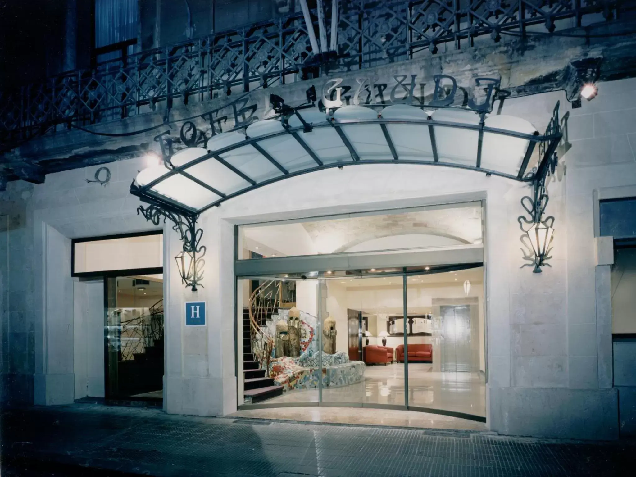 Facade/entrance in Gaudi Hotel