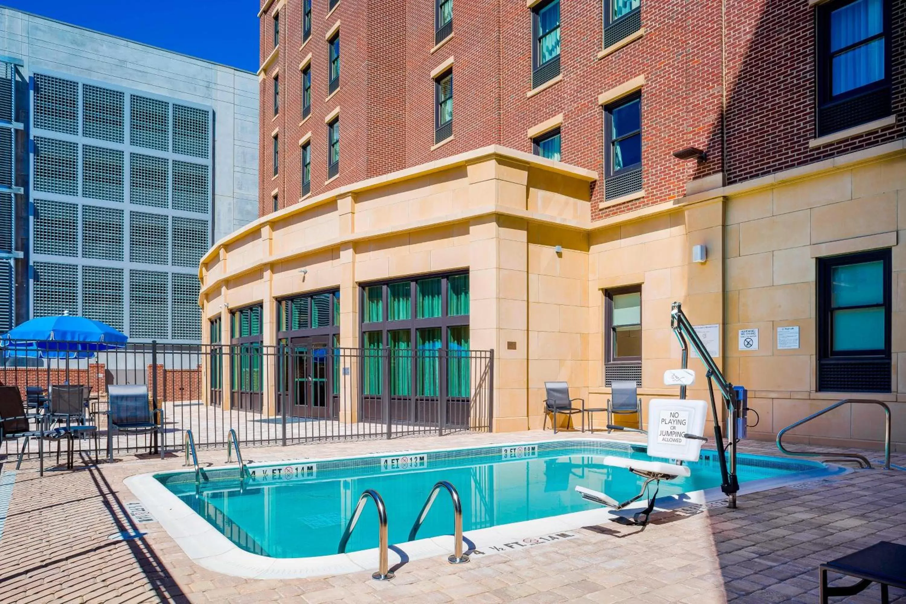 Swimming Pool in Fairfield Inn & Suites by Marriott Savannah Downtown/Historic District