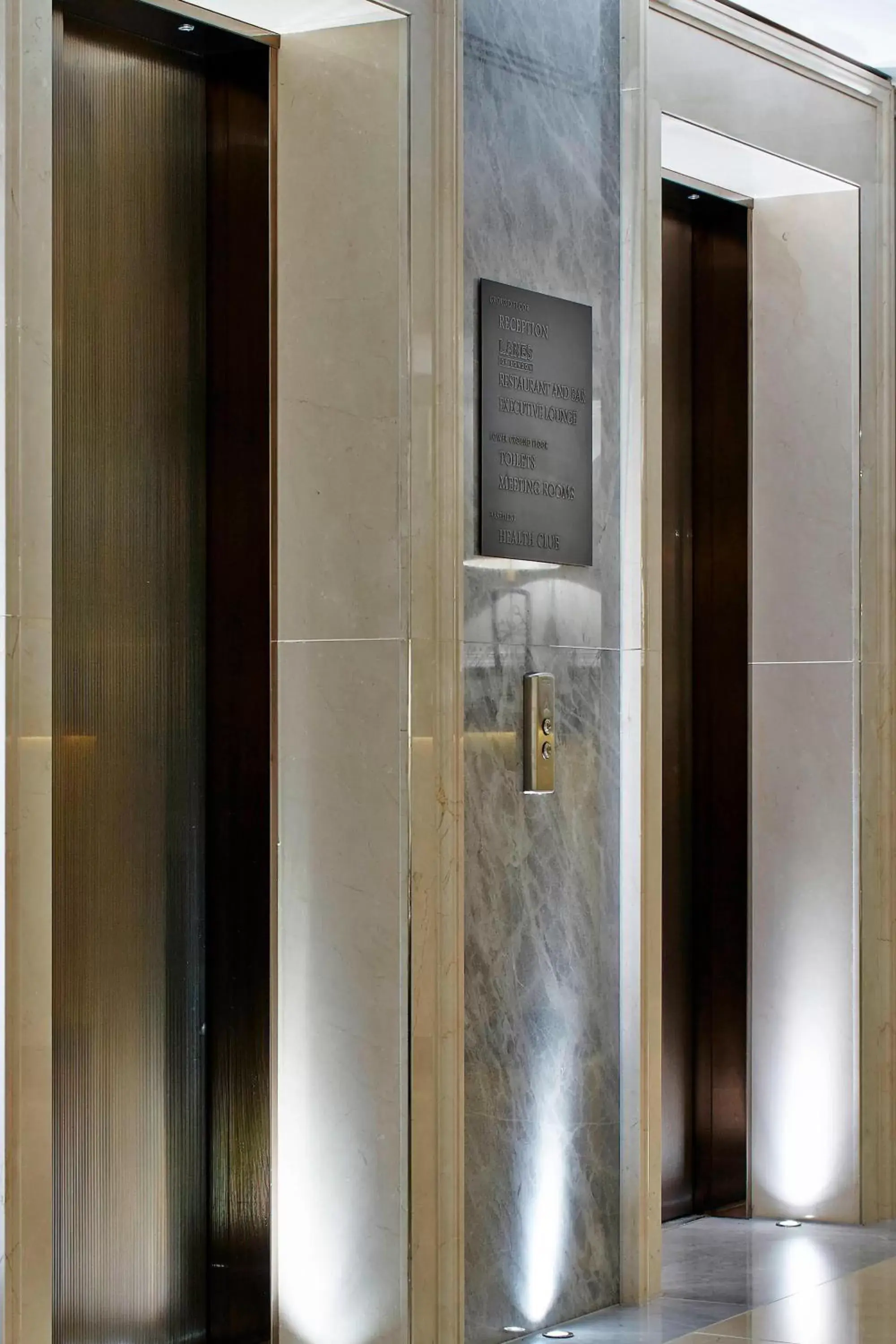 Lobby or reception, Bathroom in London Marriott Hotel Park Lane