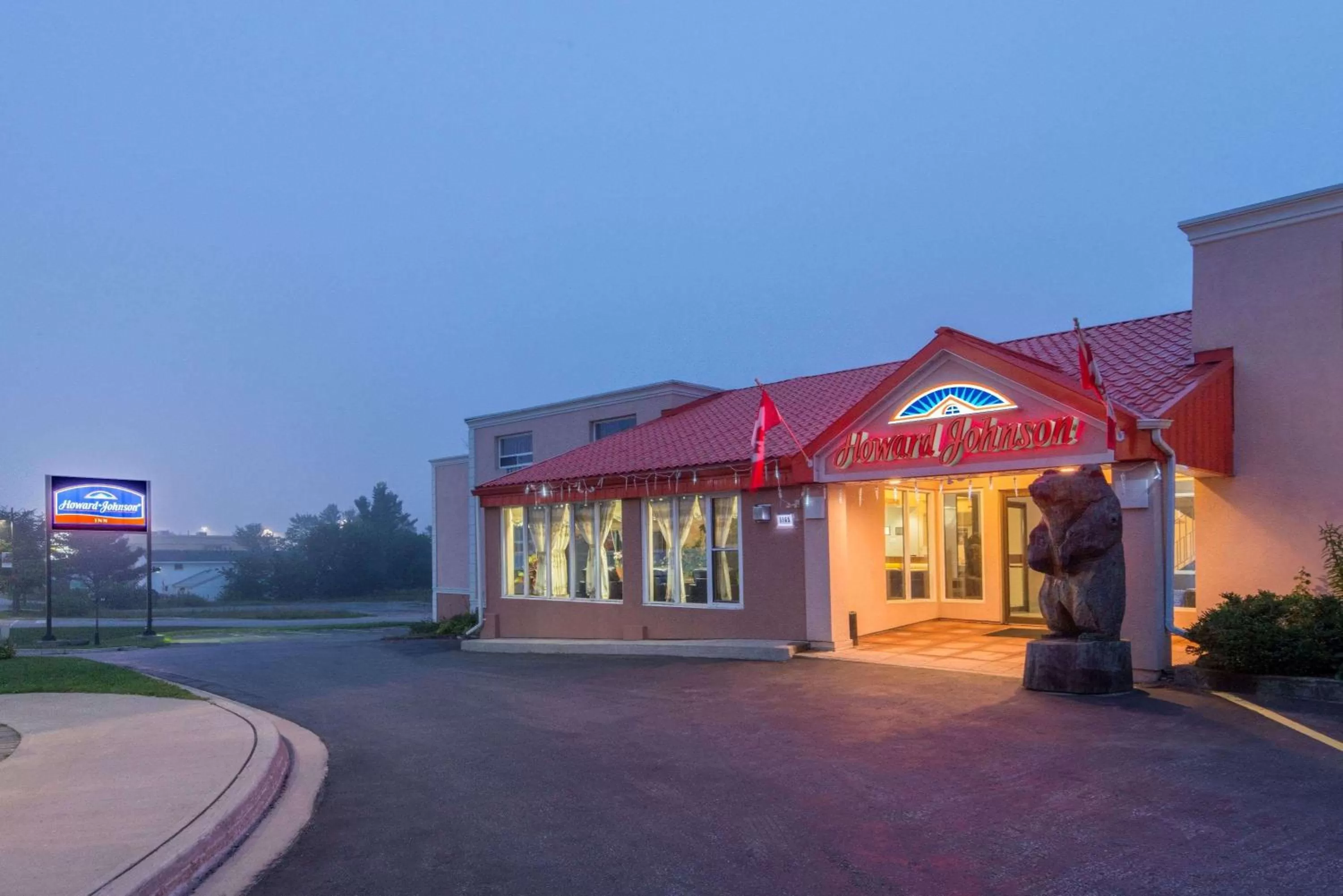 Property building in Howard Johnson by Wyndham Gravenhurst