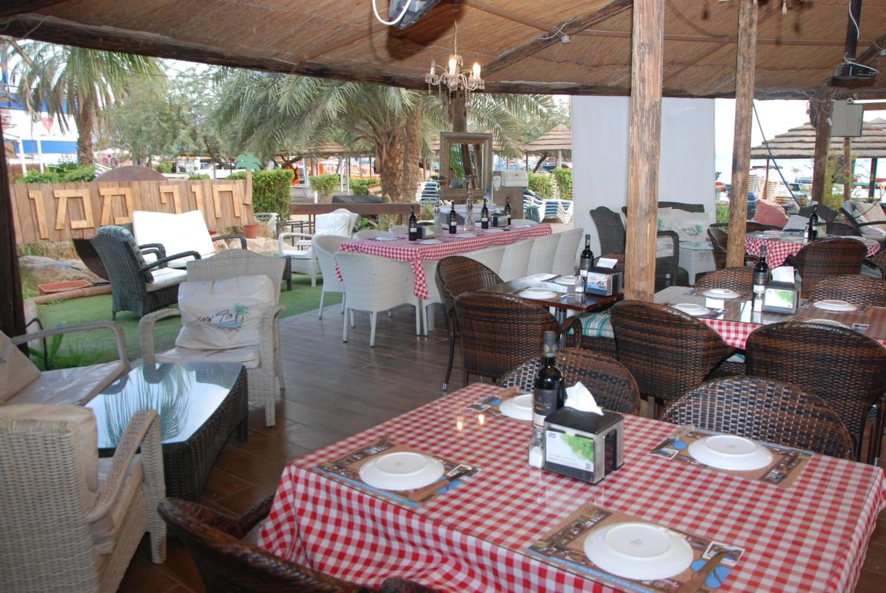 Restaurant/places to eat in Hotel Maman