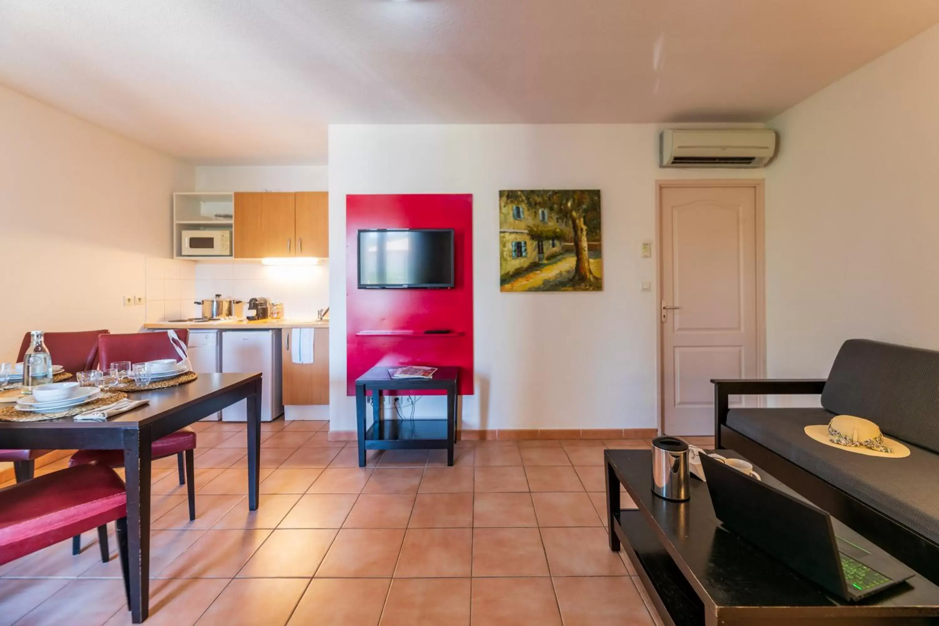 Living room, Kitchen/Kitchenette in Cerise Carcassonne Sud