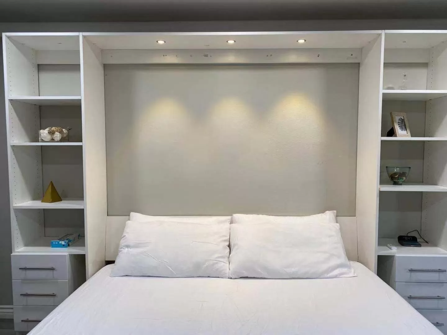 Bedroom, Bed in Omeo Suites