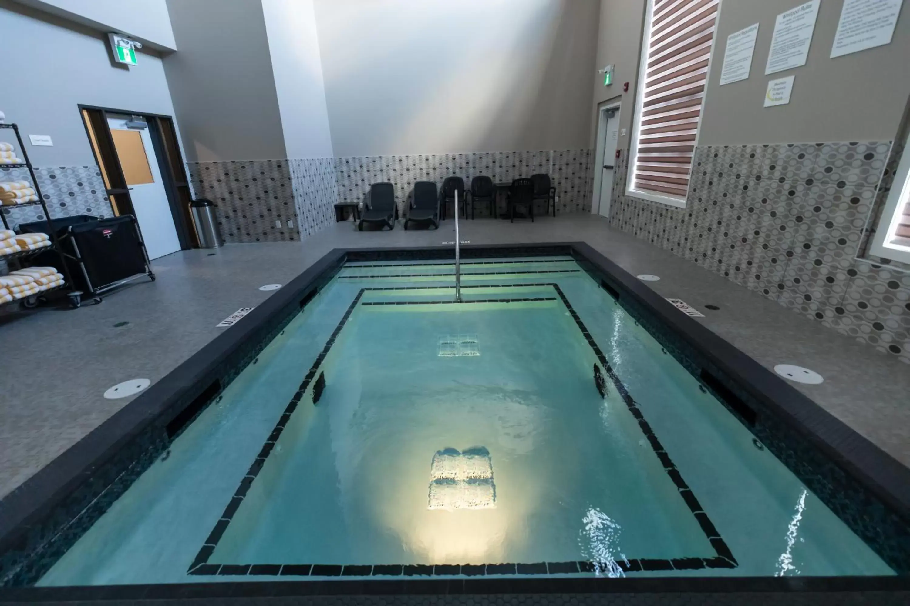 Hot Tub, Swimming Pool in Super 8 by Wyndham Canmore