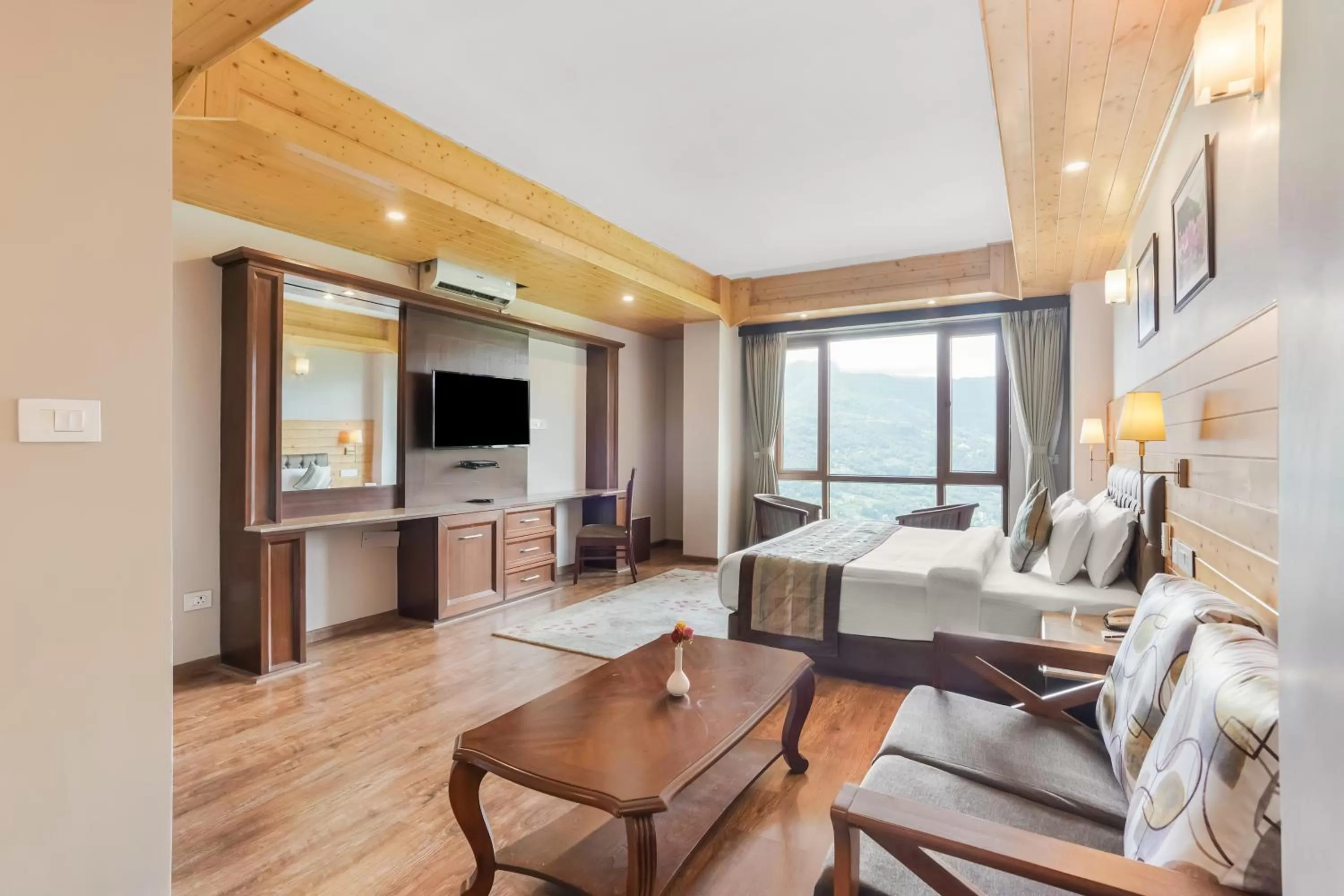 Bed, Seating Area in Summit Alpine Abode Hotel