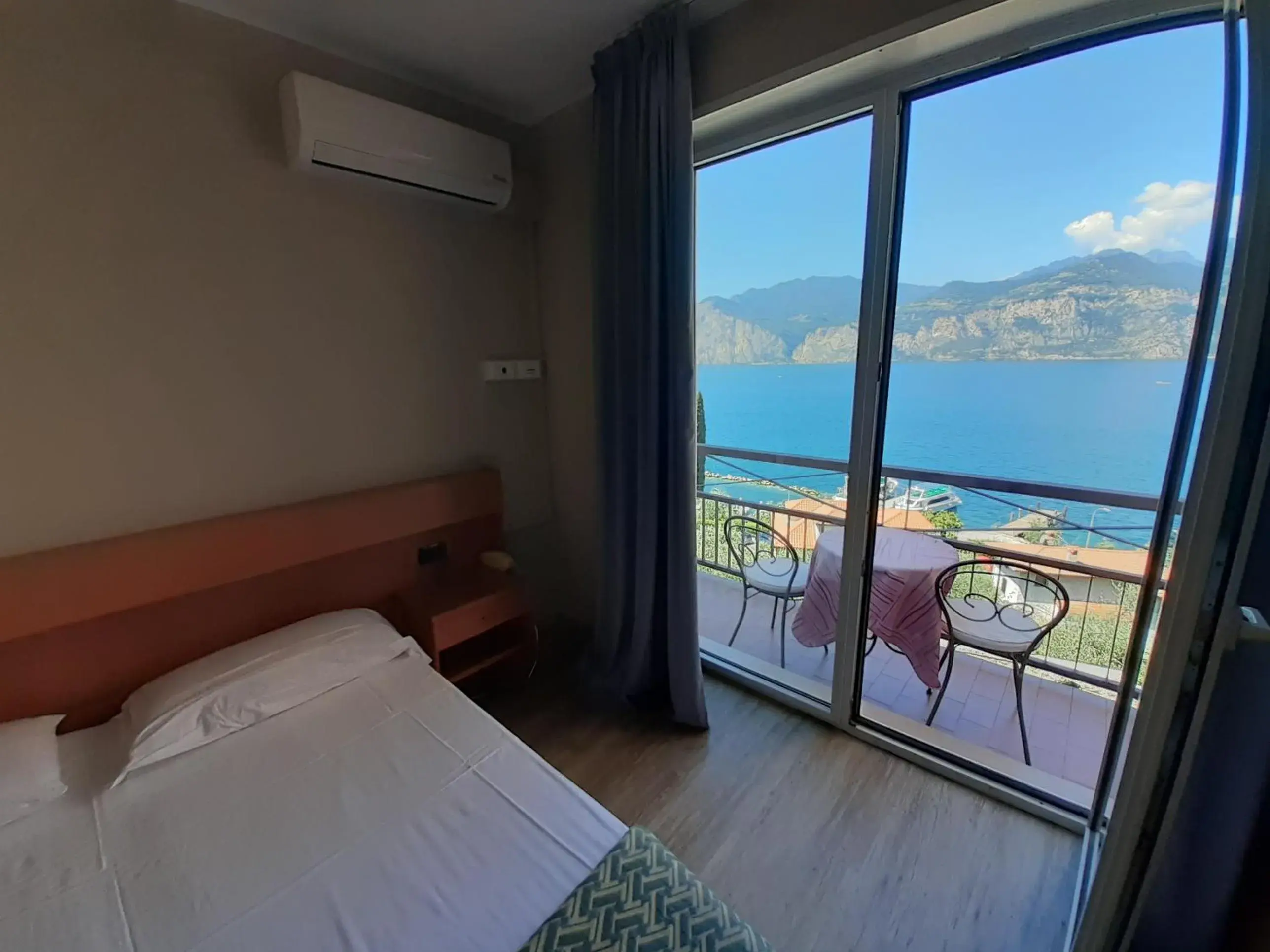 Lake view, Bed in Hotel Antonella