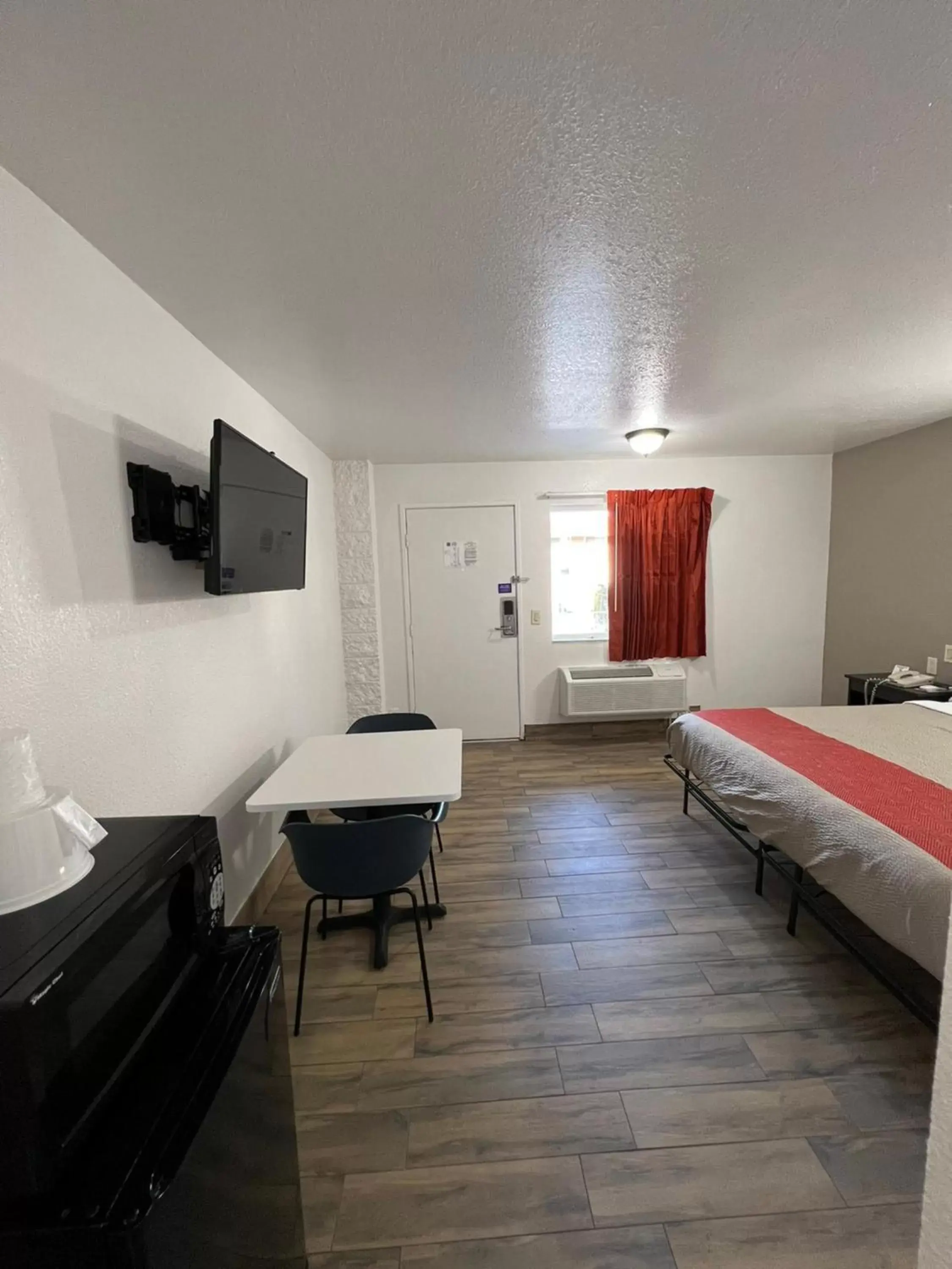 Communal lounge/ TV room in Motel 6-Orange, CA - Anaheim