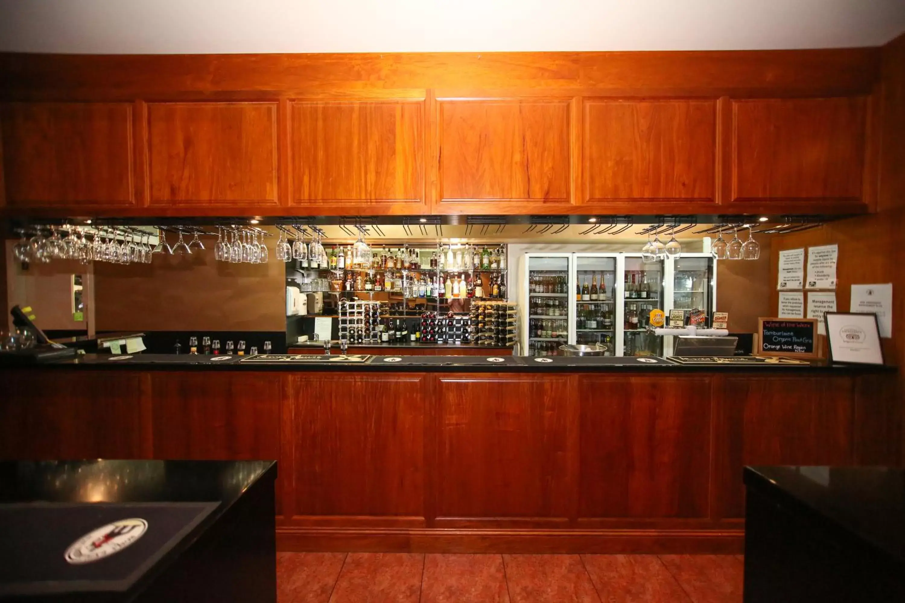 Lounge or bar, Kitchen/Kitchenette in Roma Explorers Inn