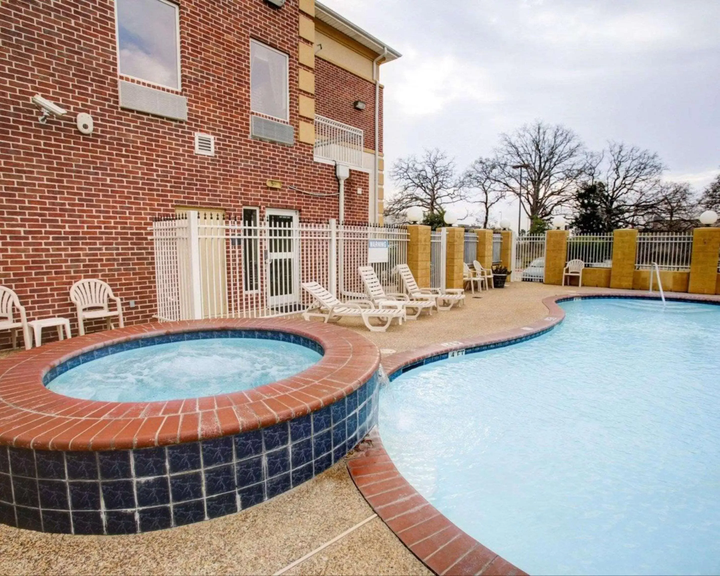 On site, Swimming Pool in Comfort Suites University Drive