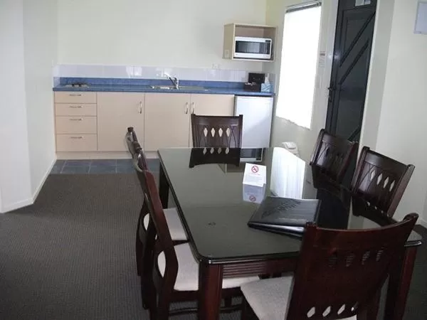 Dining Area in Eastland Pacific Motel