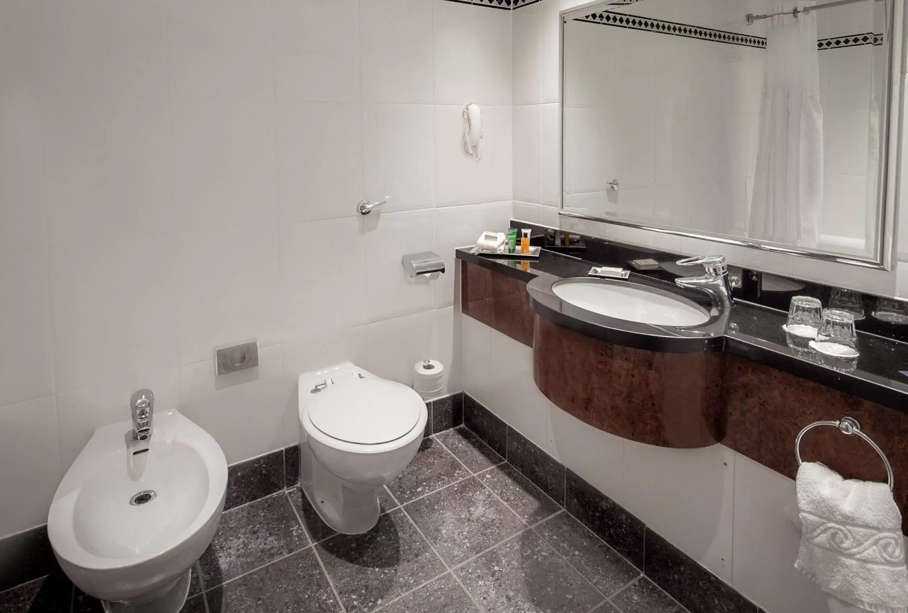 Bathroom in Glasgow Grosvenor Hotel