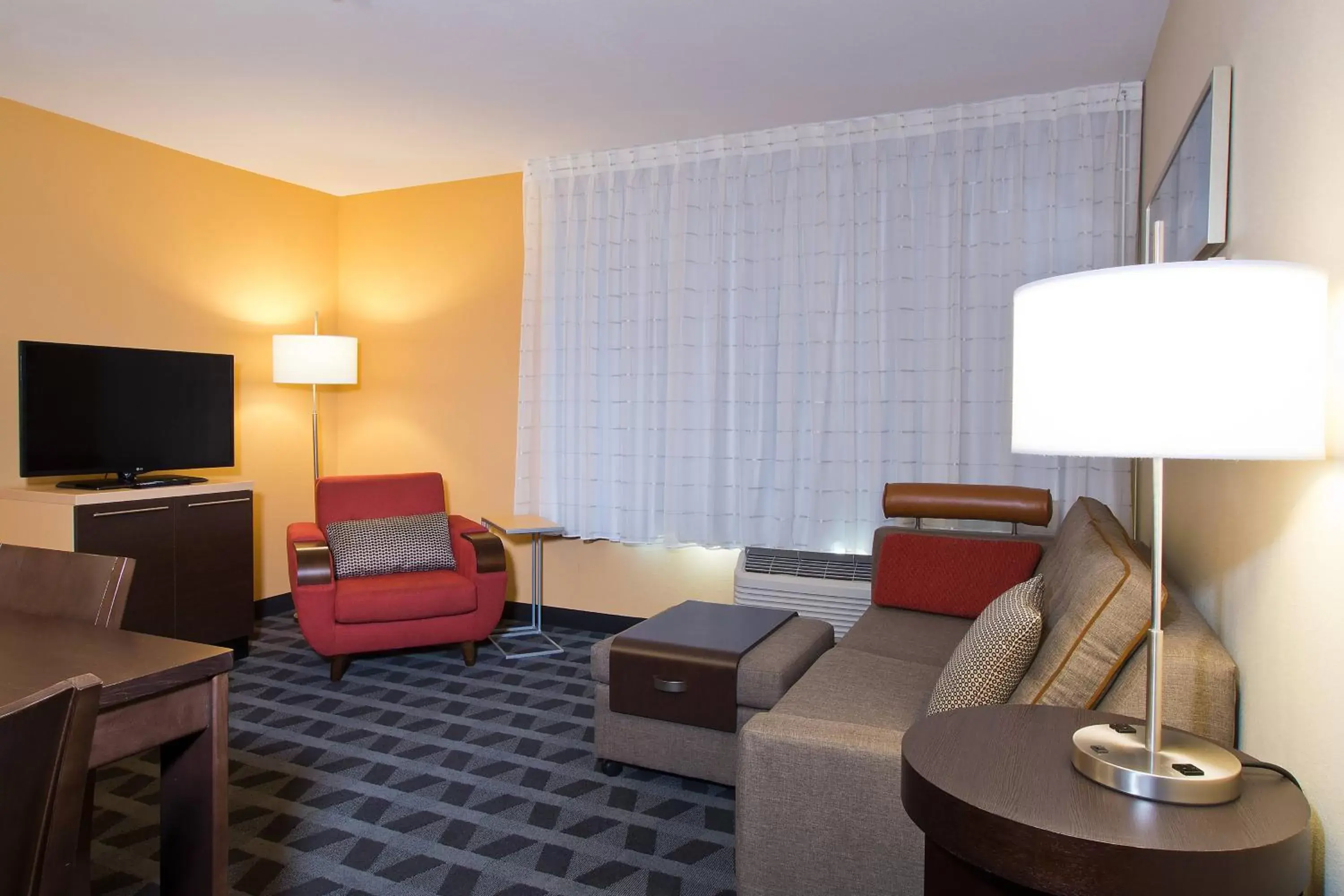 Living room, Seating Area in TownePlace Suites by Marriott Garden City