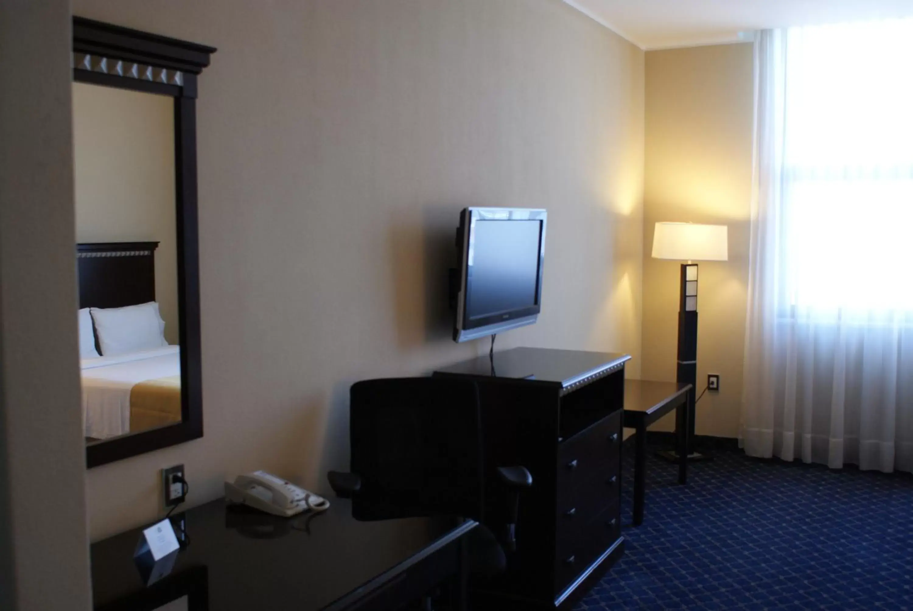 Photo of the whole room, TV/Entertainment Center in Holiday Inn Express Mexico Santa Fe, an IHG Hotel