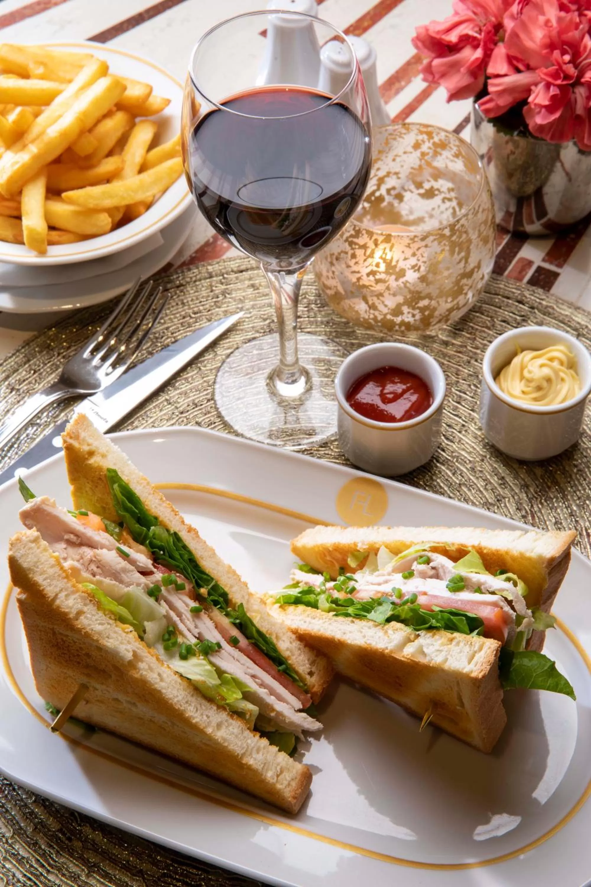 Restaurant/places to eat in Hotel Maison FL