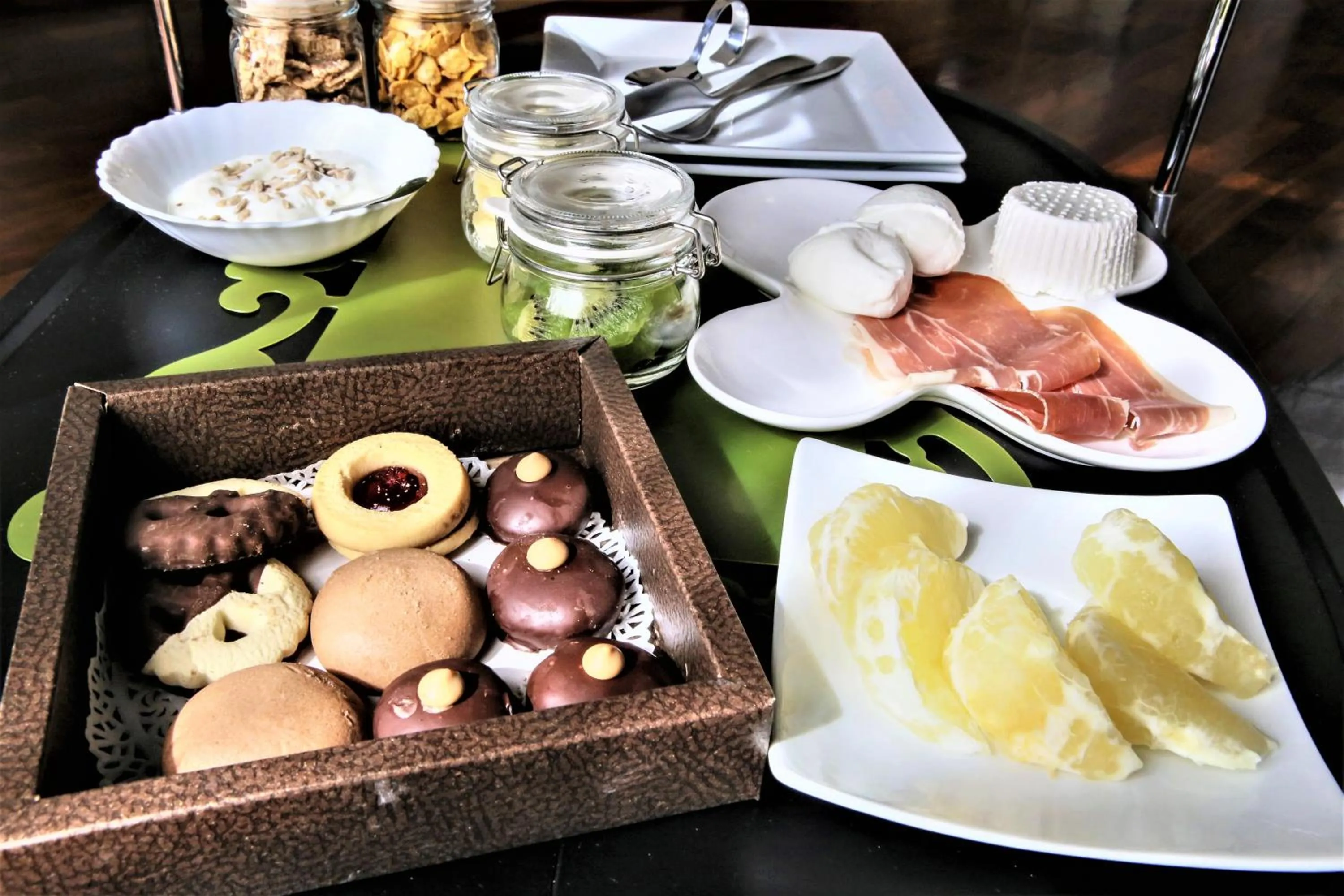 Breakfast in Artistic Charming House