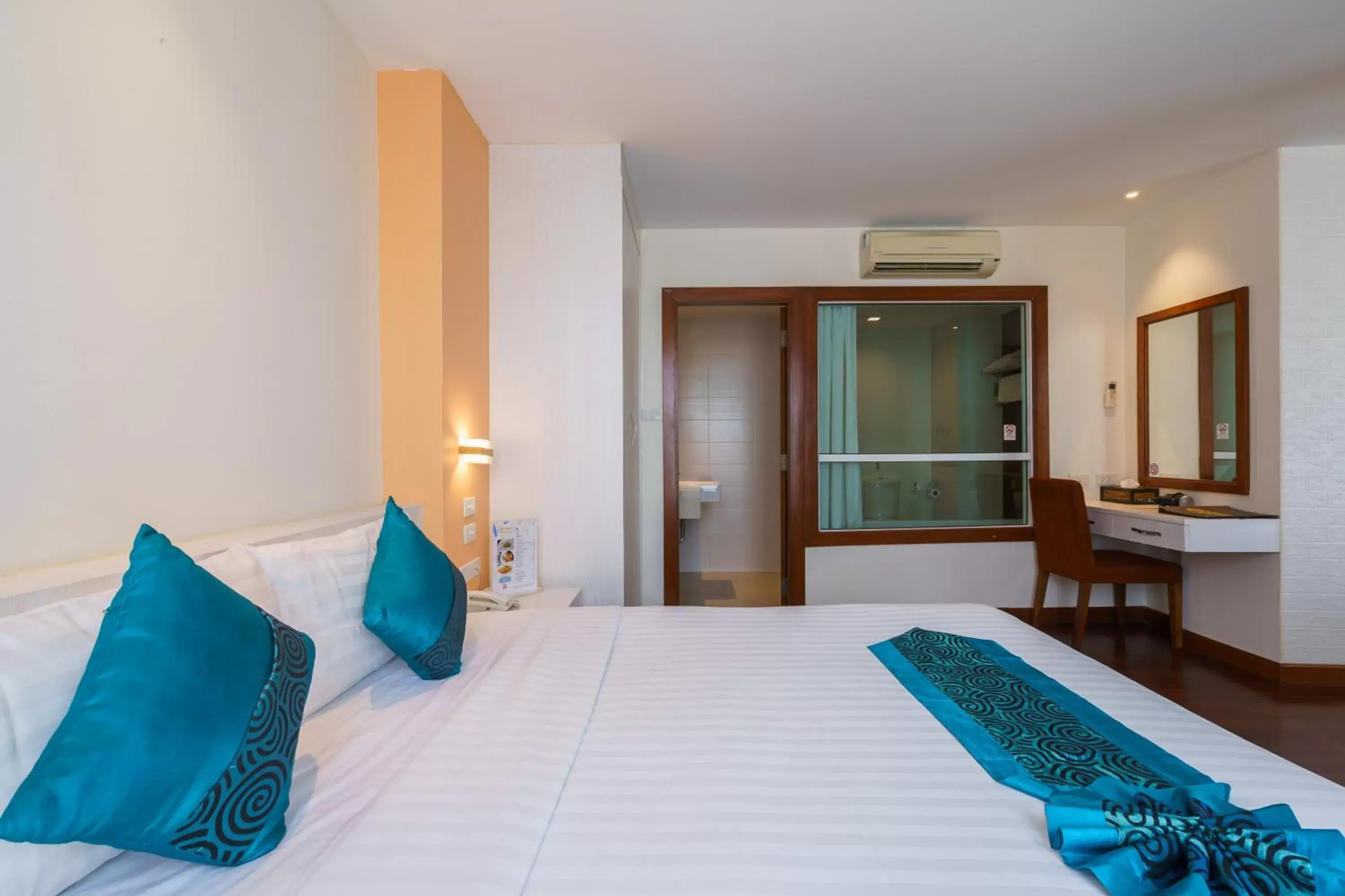Photo of the whole room, Bed in Lantana Resort Hotel Bangkok