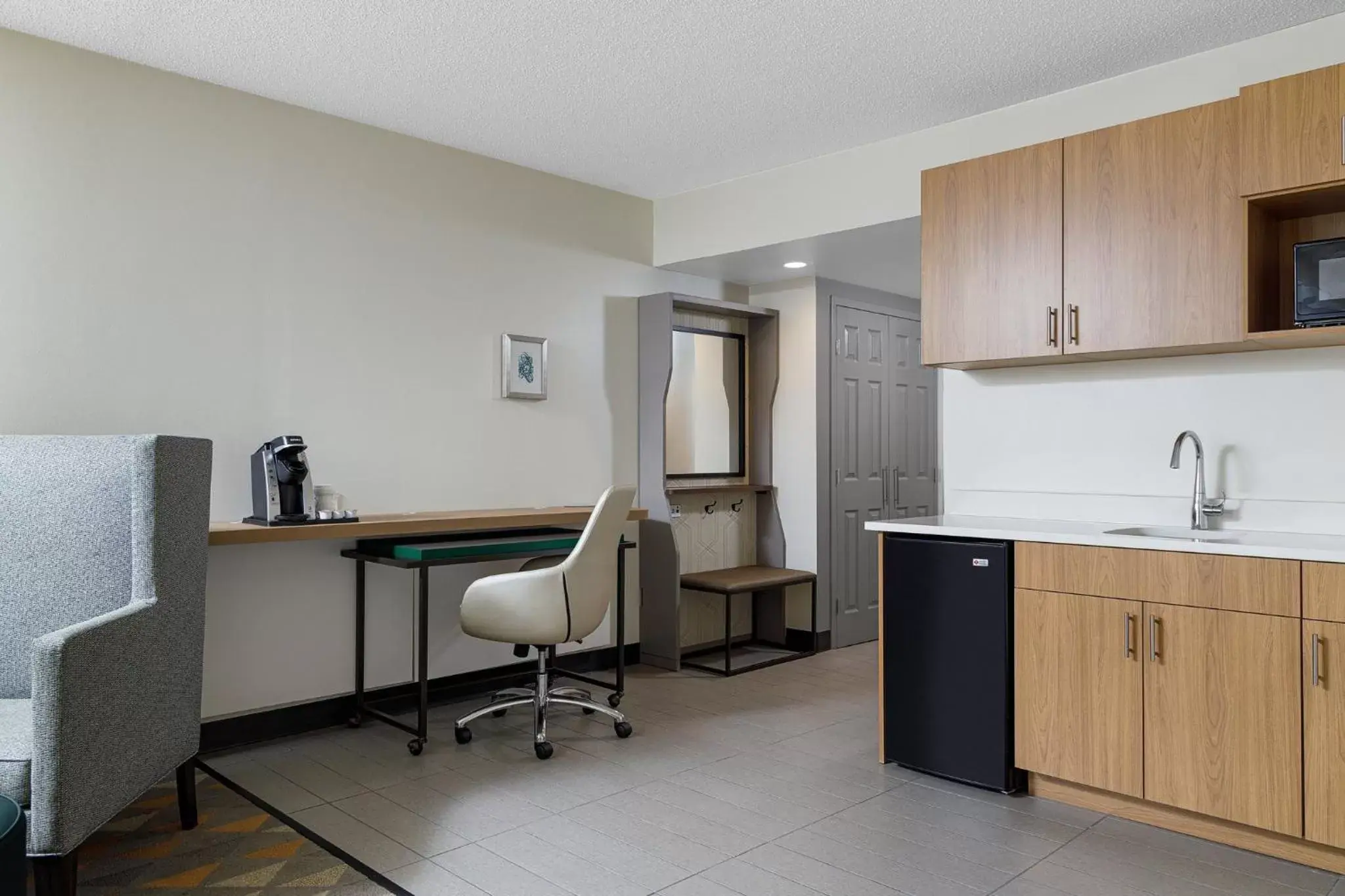 Photo of the whole room, Kitchen/Kitchenette in Holiday Inn Cleveland, an IHG Hotel