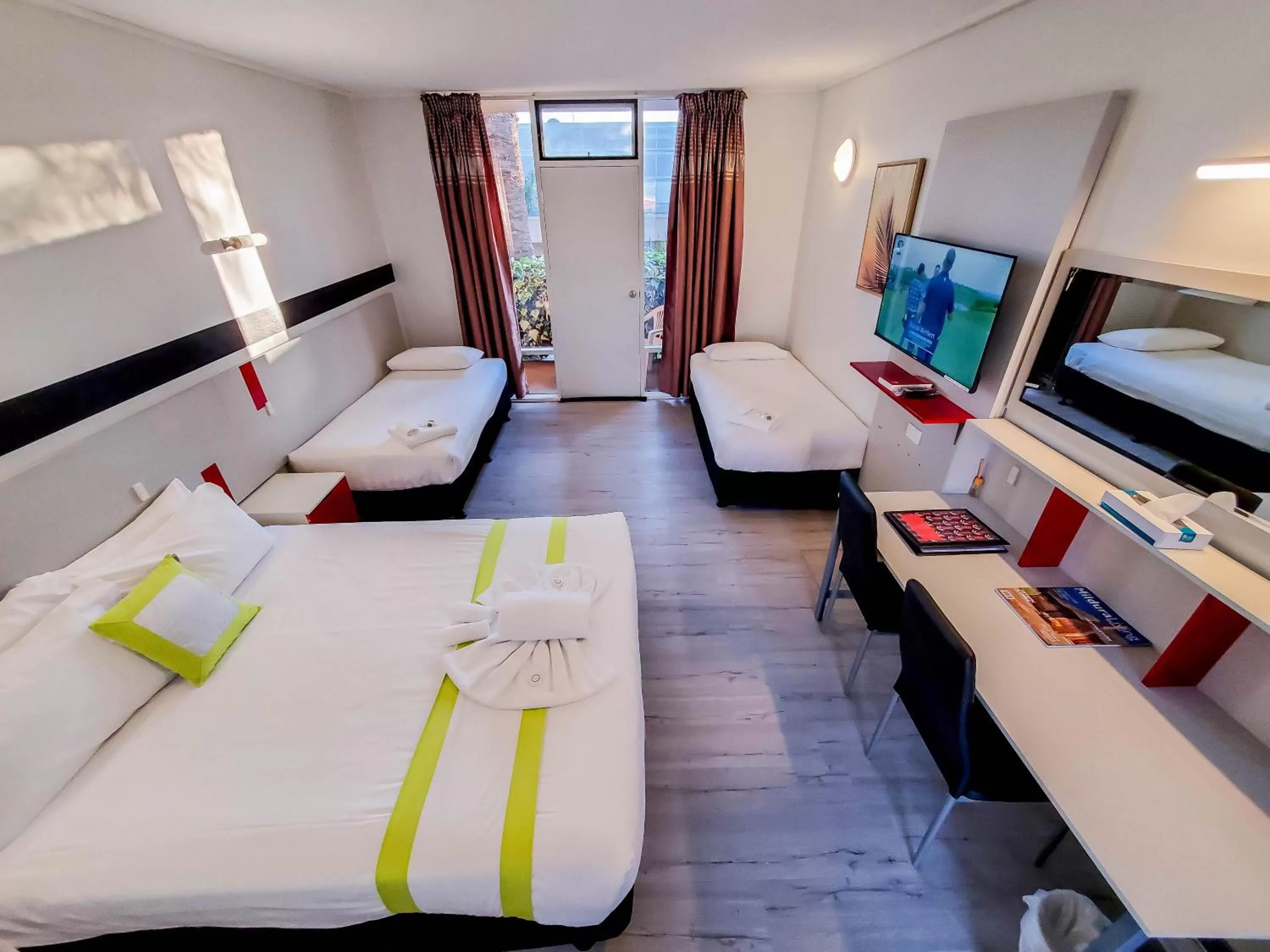 Photo of the whole room, Bed in Sandors Motor Inn