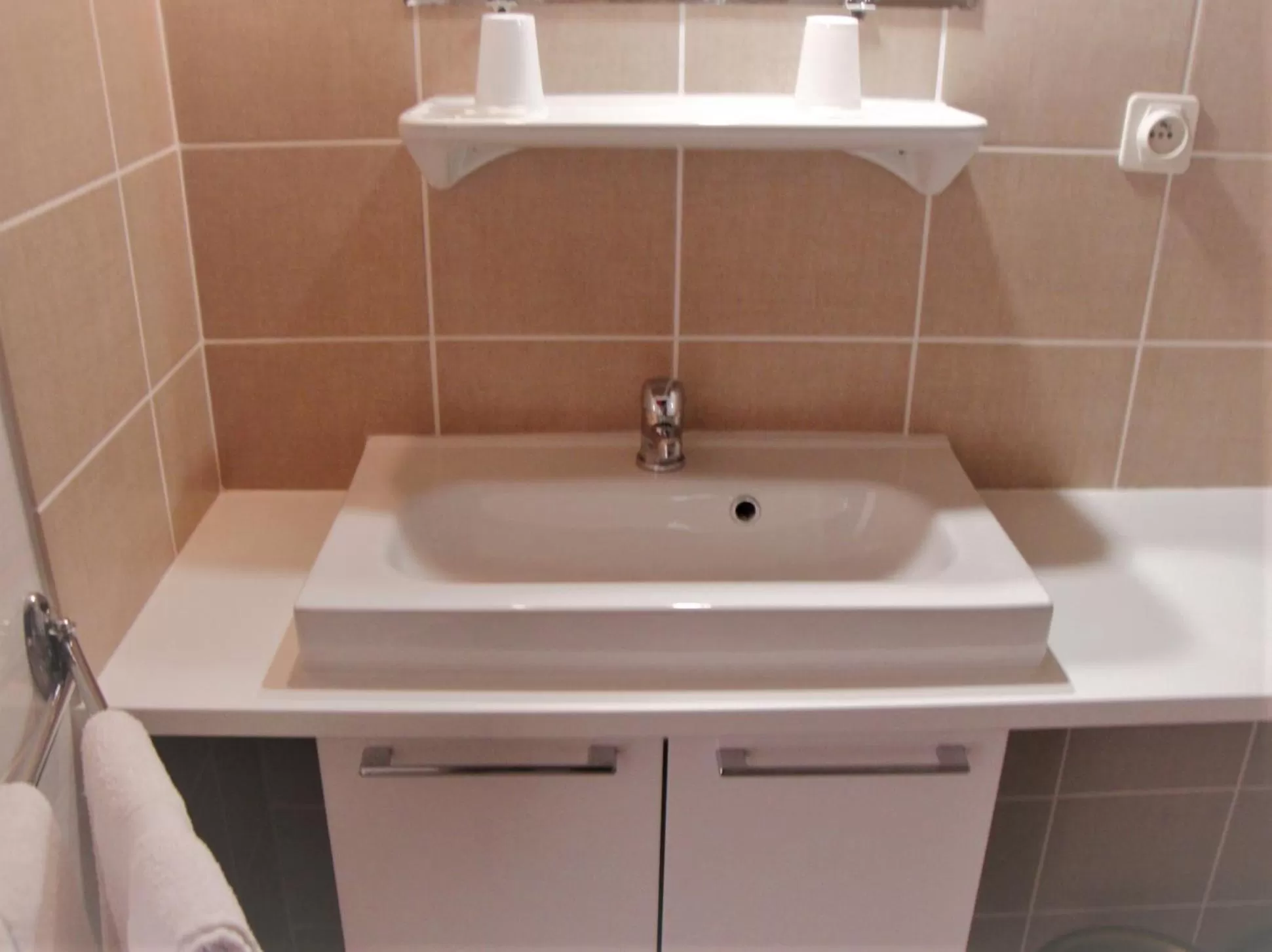 Bathroom in Hôtel Au Petit Languedoc