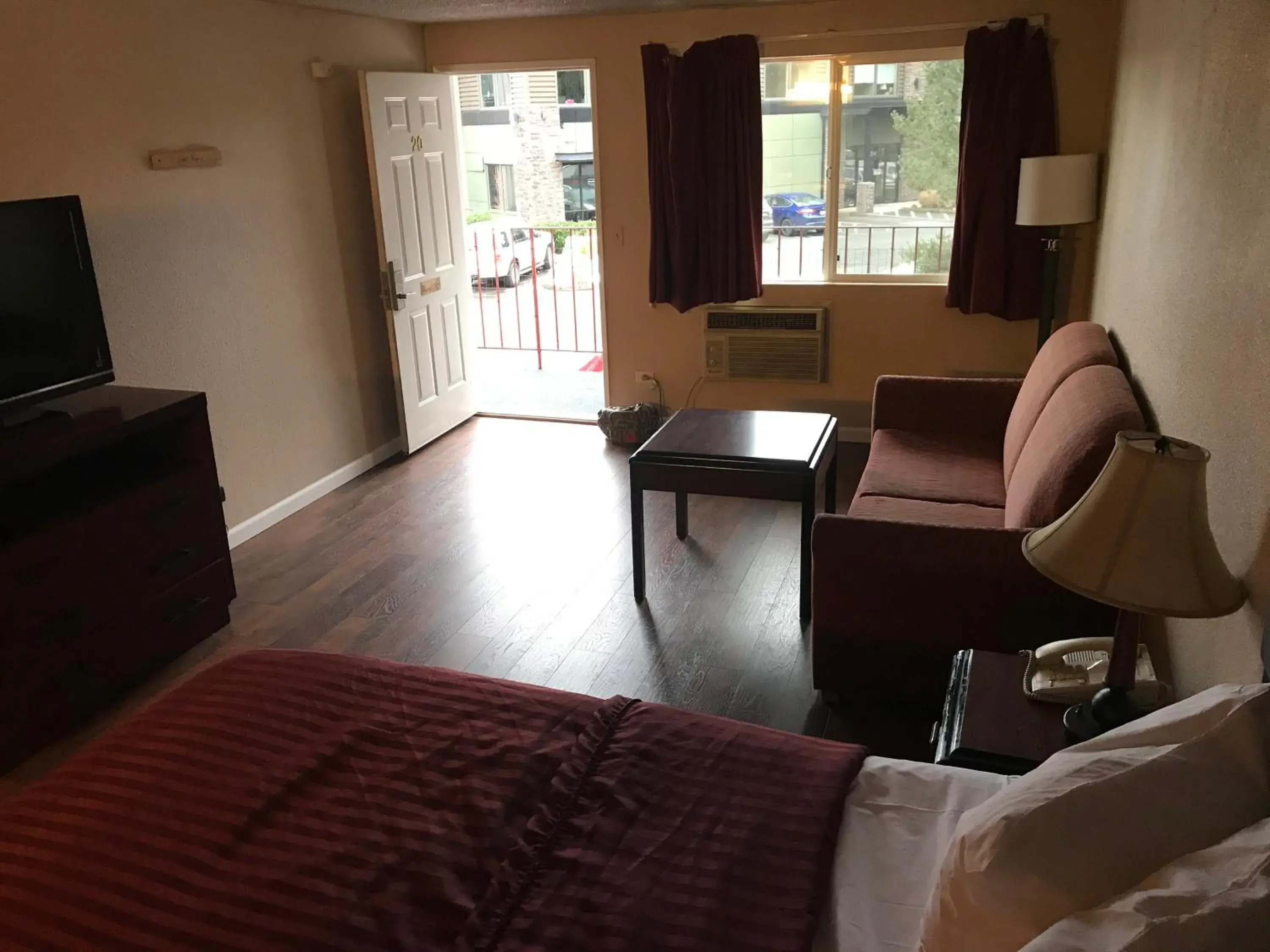 Bed, Seating Area in Smokey Point Motor Inn