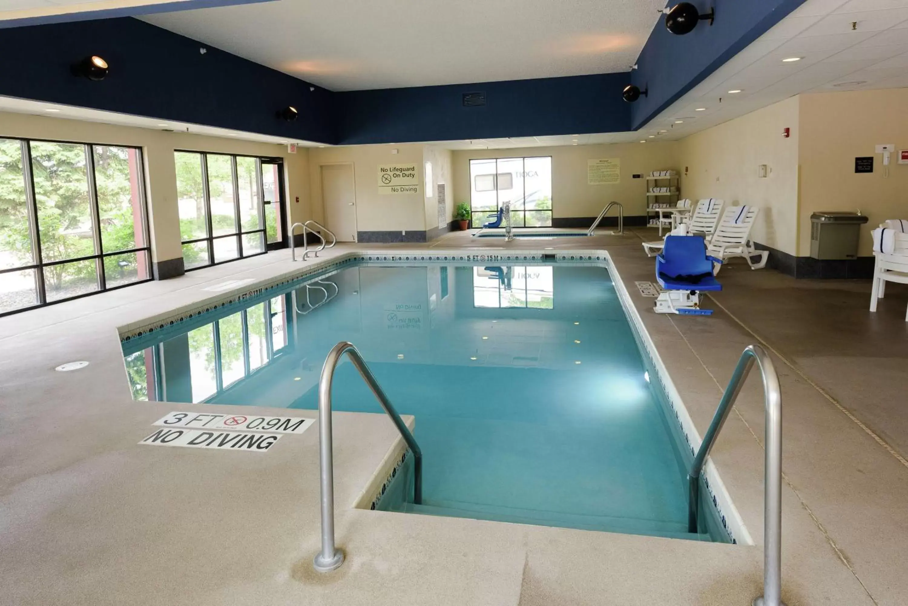 Swimming Pool in Hampton Inn Eau Claire