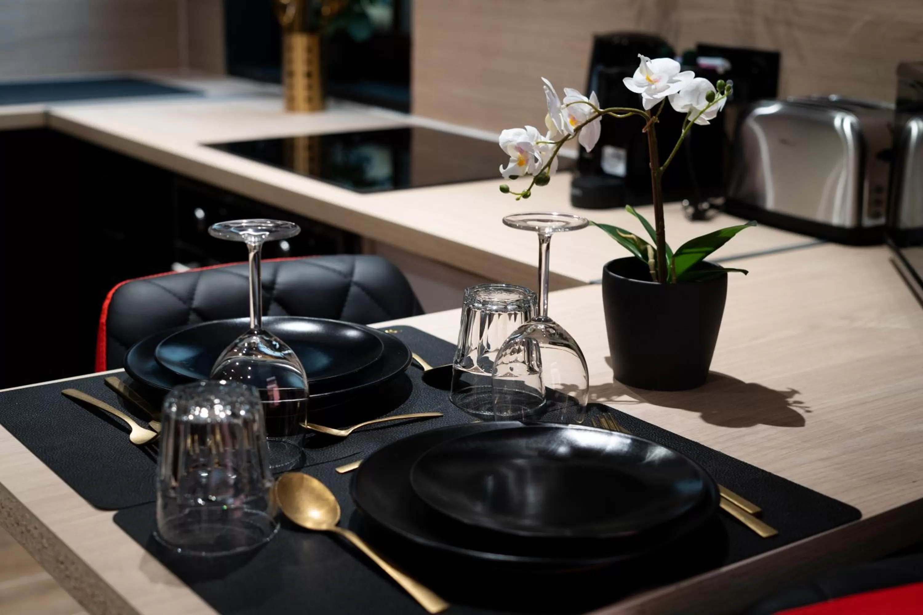 Kitchen or kitchenette in Capsule Secret - Jacuzzi - Netflix & Home cinéma - Jeux de couple - Barre de pole dance