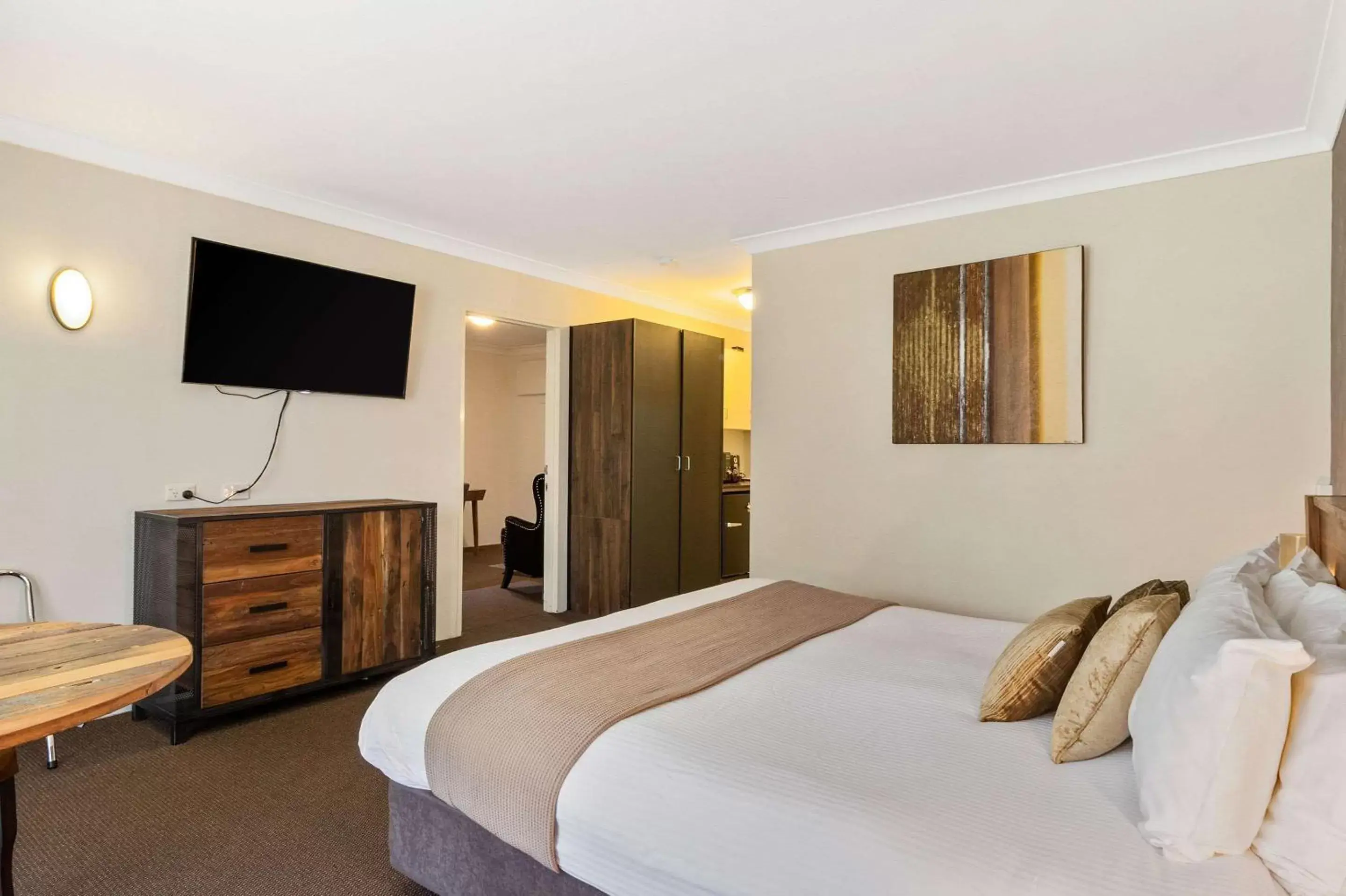 Photo of the whole room, Bed in Quality Inn Dubbo International