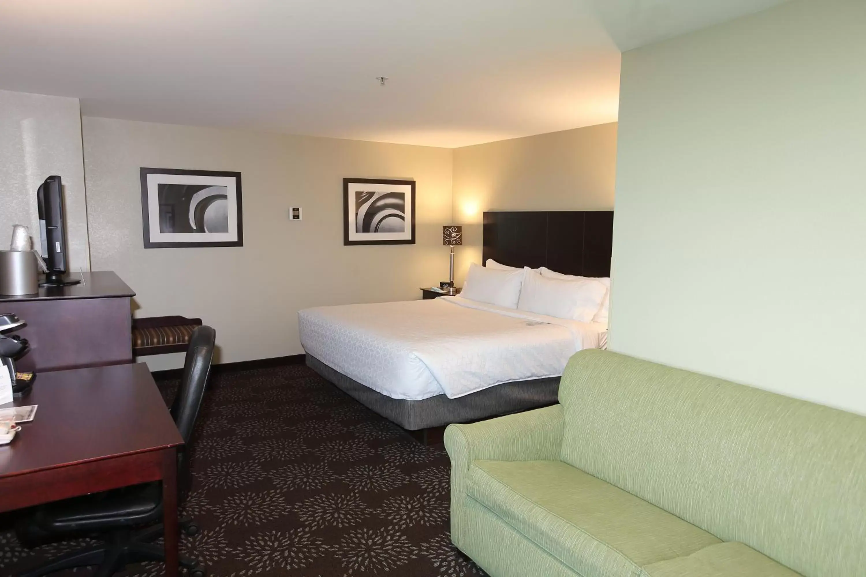 Bed in Holiday Inn Express Pittsburgh West - Greentree, an IHG Hotel