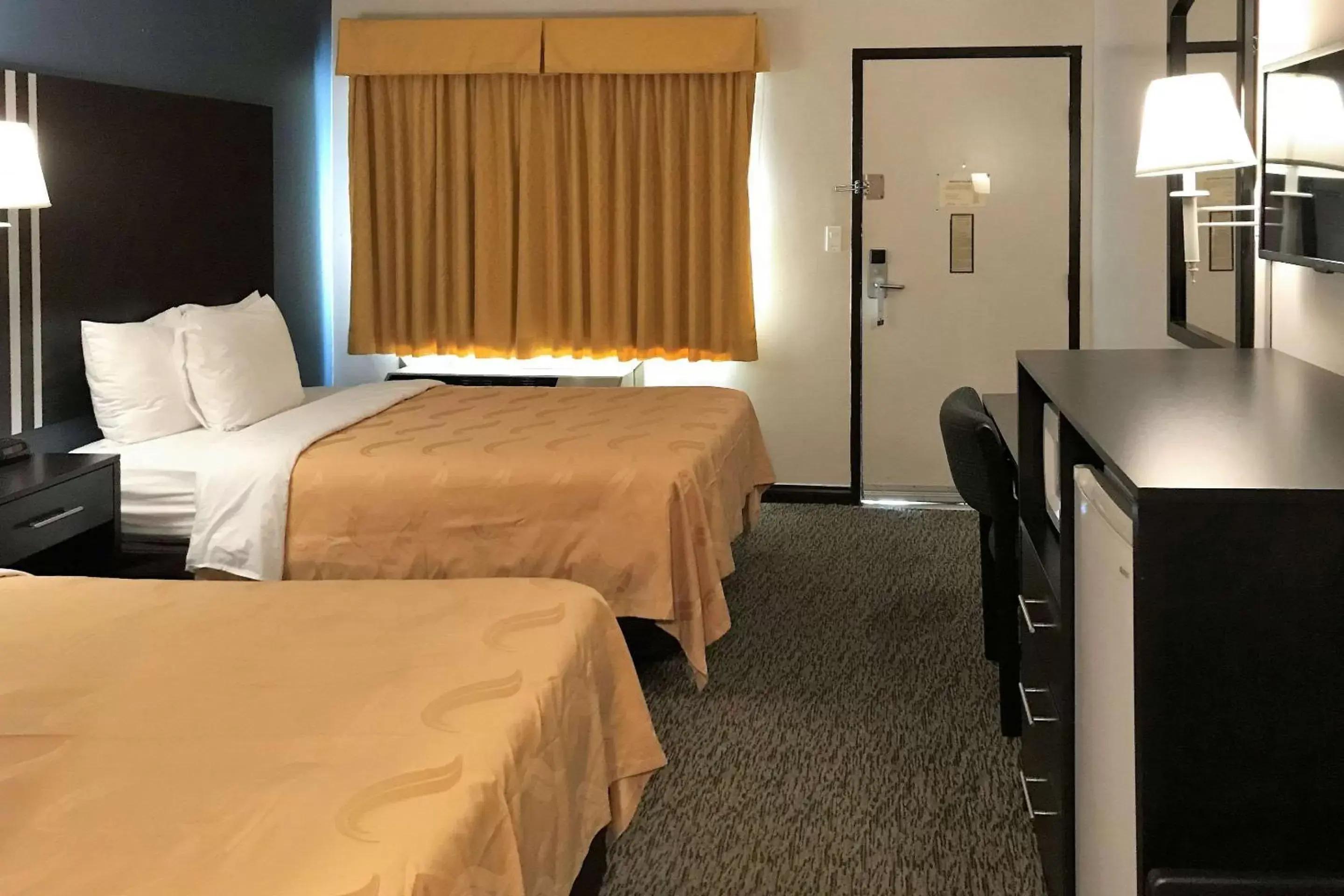 Photo of the whole room, Bed in Quality Inn Ontario Airport Convention Center
