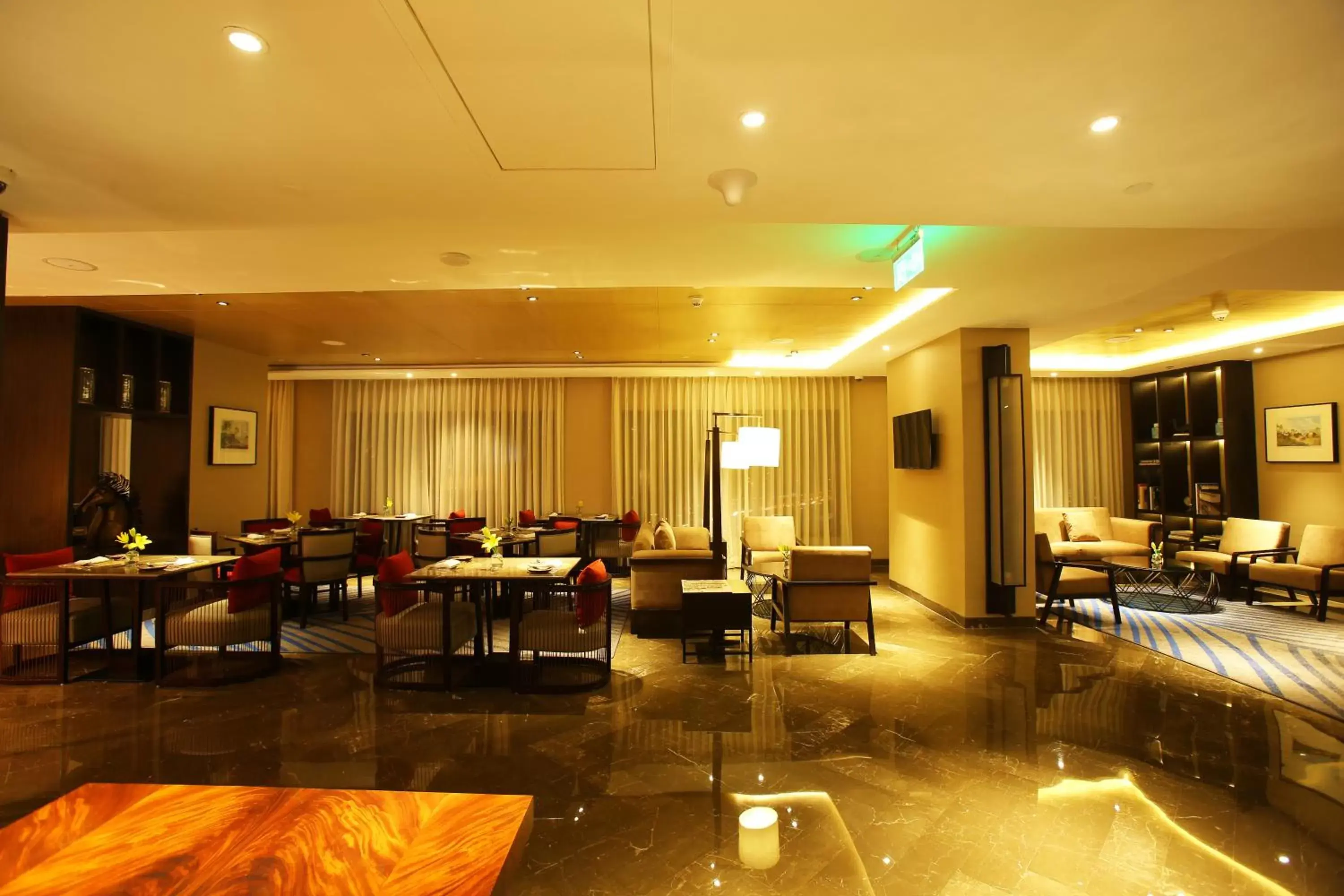 Lounge or bar, Restaurant/Places to Eat in Crowne Plaza New Delhi Mayur Vihar Noida