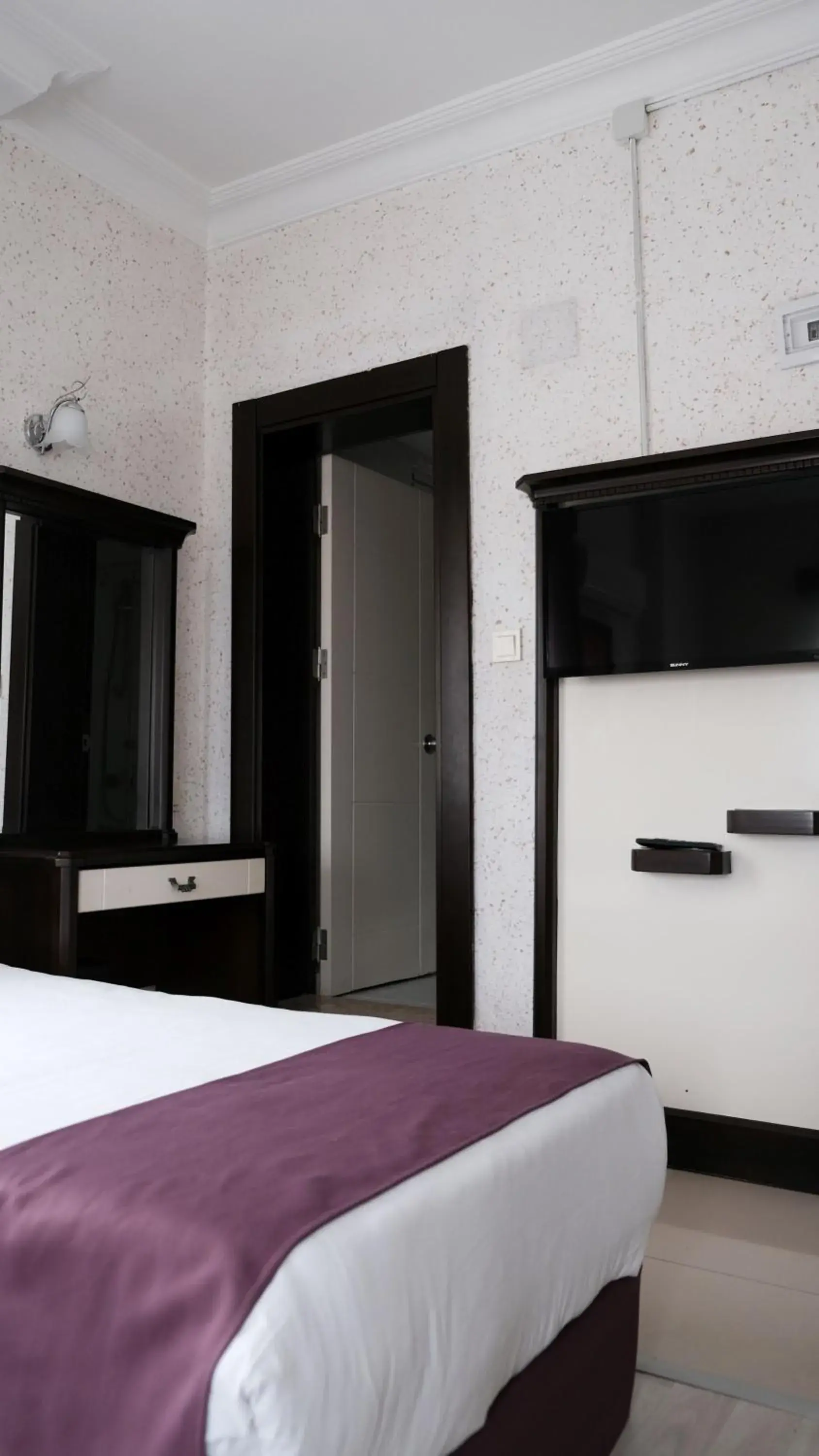 Bed, TV/Entertainment Center in Kucuk Velic Hotel