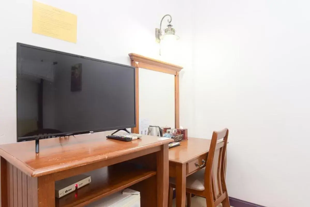 Communal lounge/ TV room, TV/Entertainment Center in Ban Ao Thong